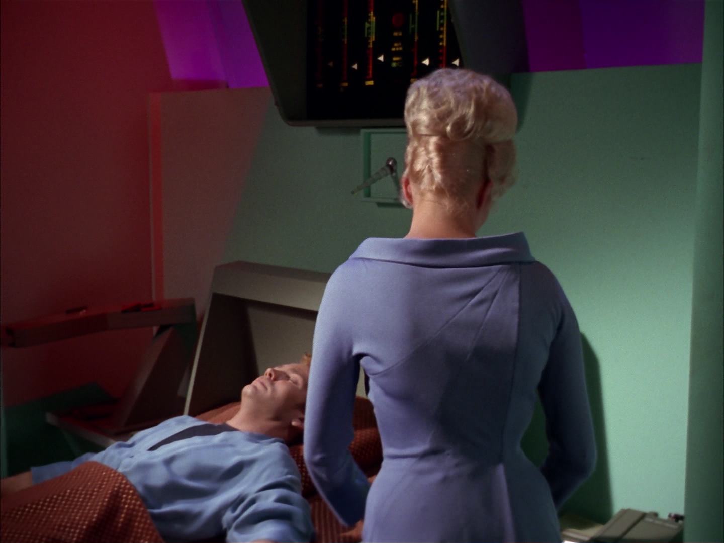 ariane179254_StarTrek_2x13_Obsession_0541.jpg