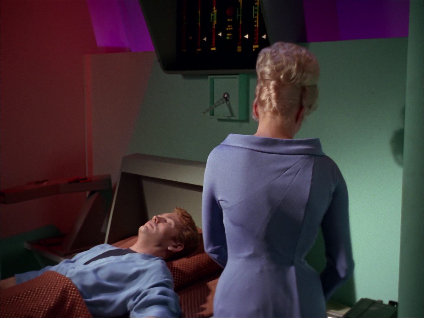 ariane179254_StarTrek_2x13_Obsession_0542.jpg