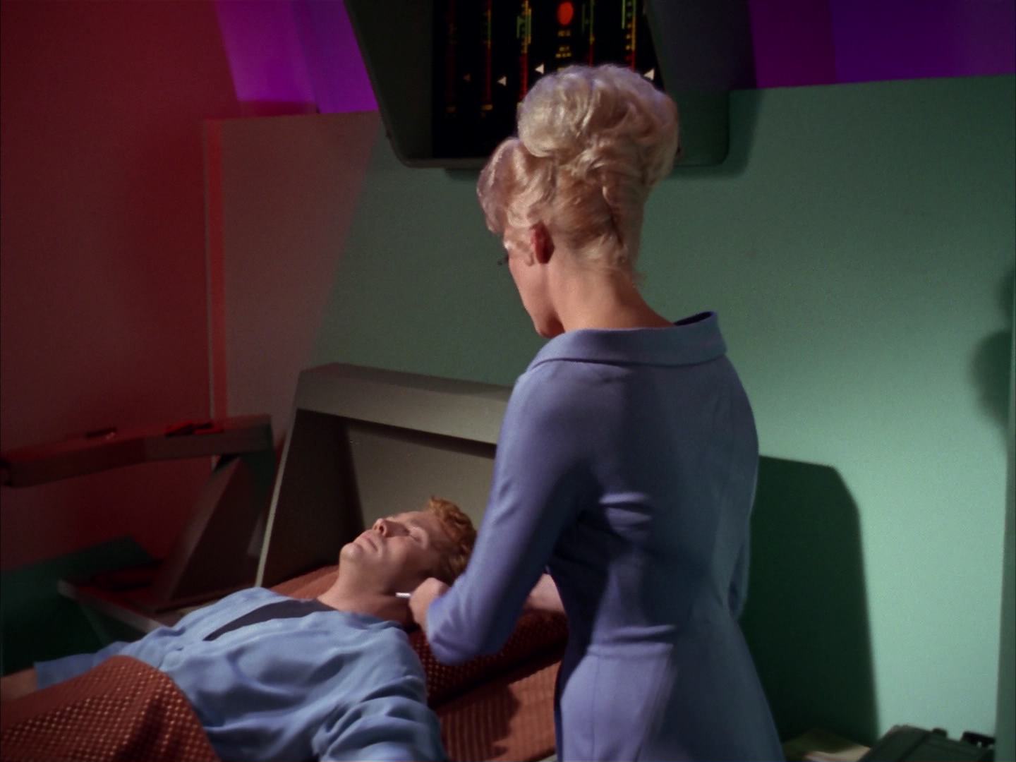 ariane179254_StarTrek_2x13_Obsession_0543.jpg