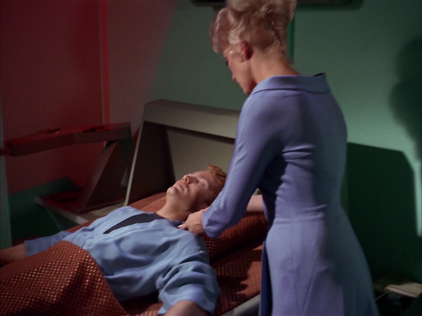 ariane179254_StarTrek_2x13_Obsession_0544.jpg