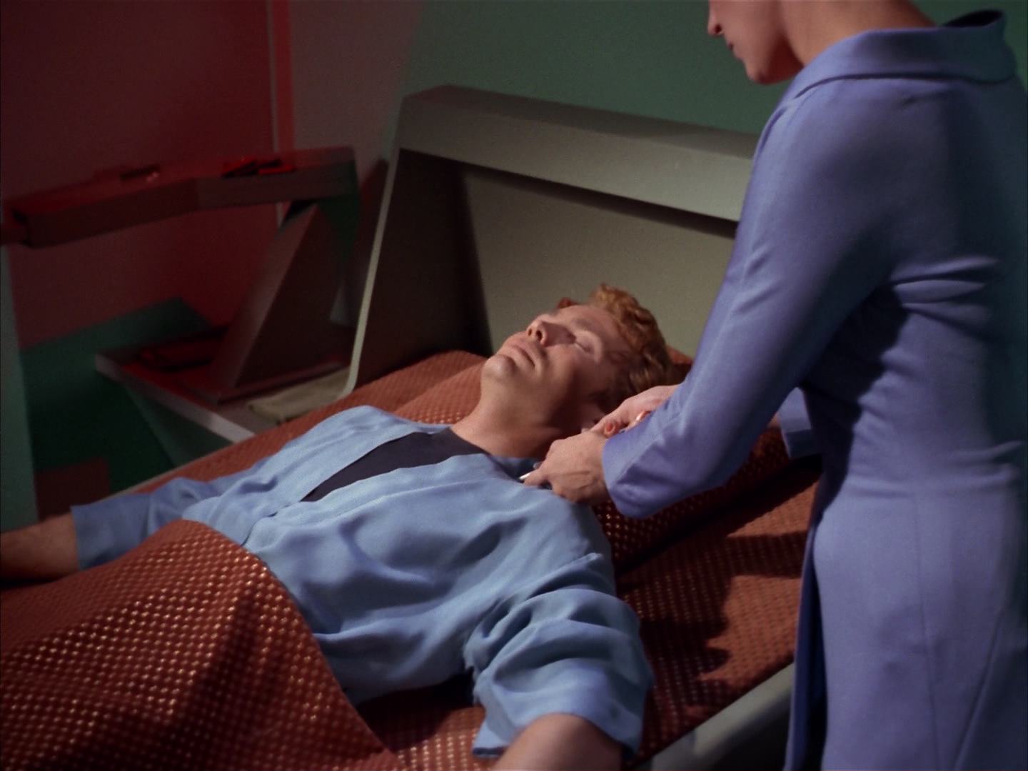 ariane179254_StarTrek_2x13_Obsession_0545.jpg
