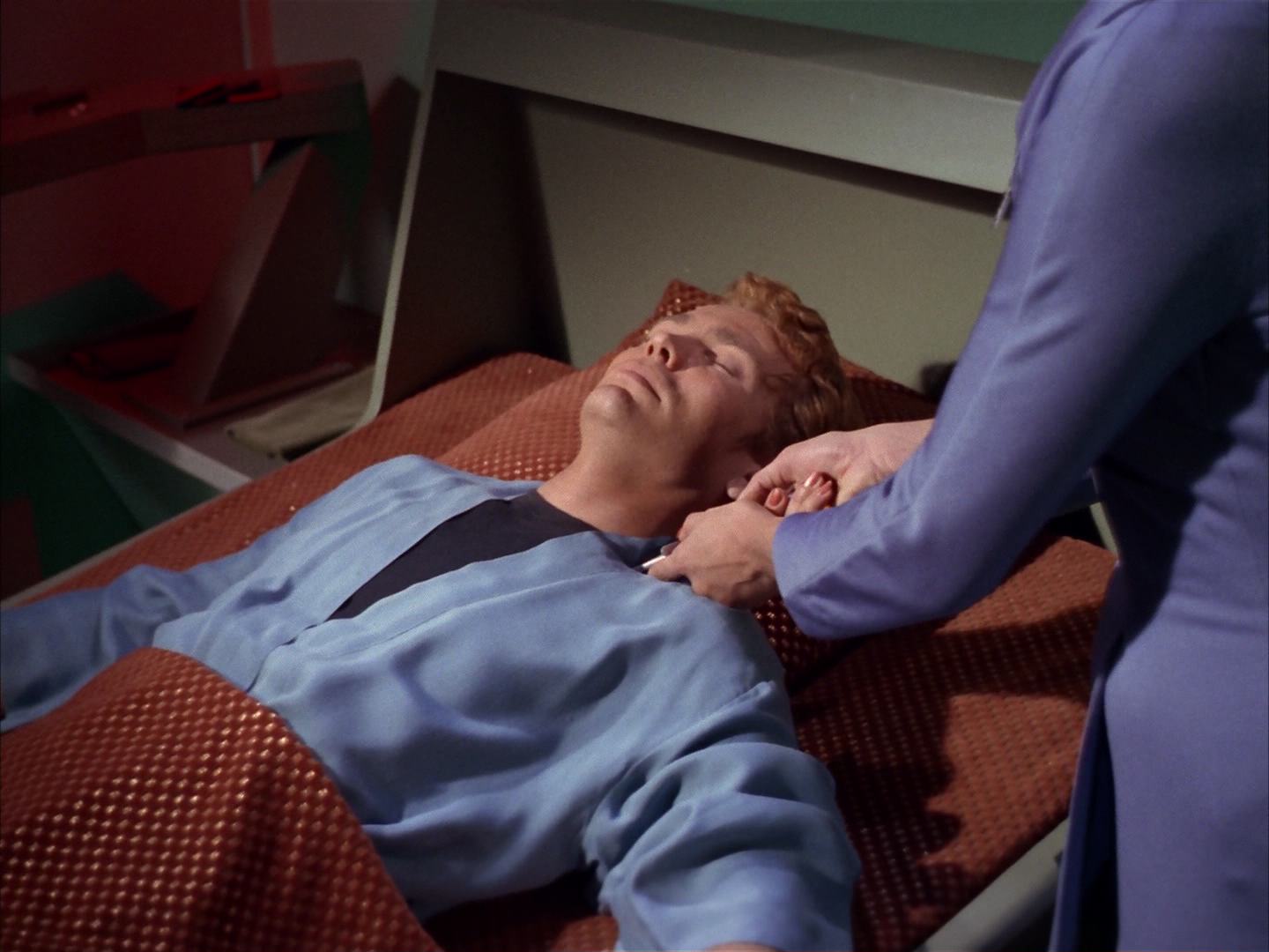 ariane179254_StarTrek_2x13_Obsession_0546.jpg
