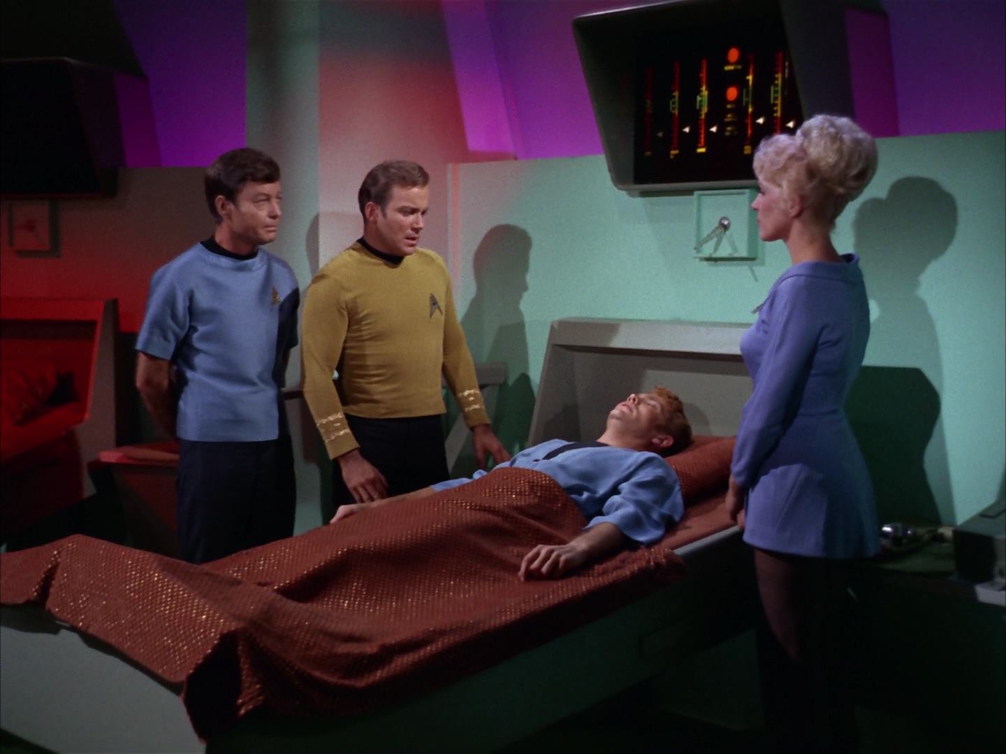 ariane179254_StarTrek_2x13_Obsession_0642.jpg