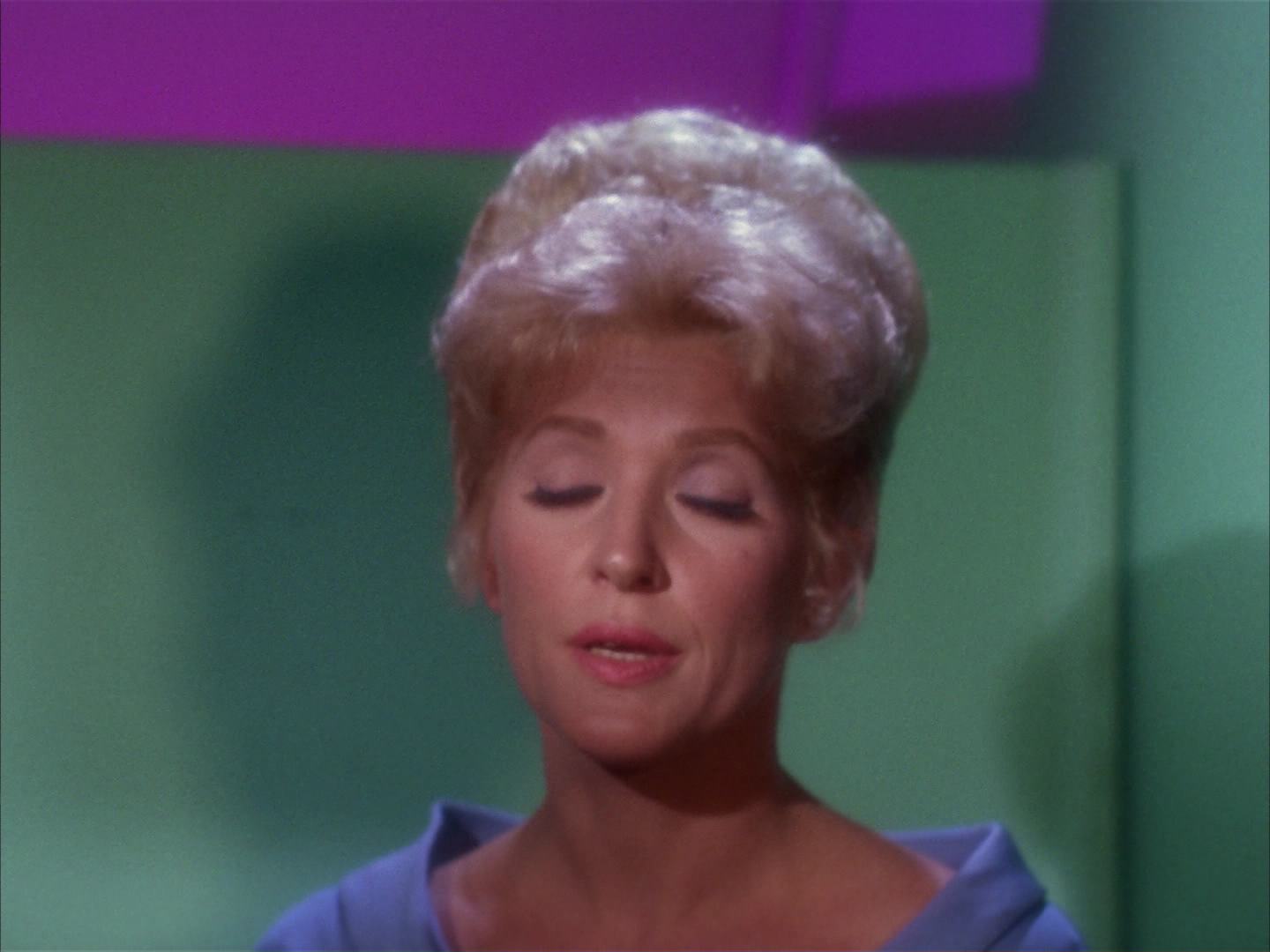 ariane179254_StarTrek_2x13_Obsession_0663.jpg