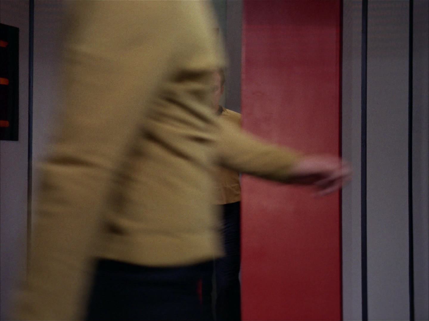 ariane179254_StarTrek_2x13_Obsession_0673.jpg
