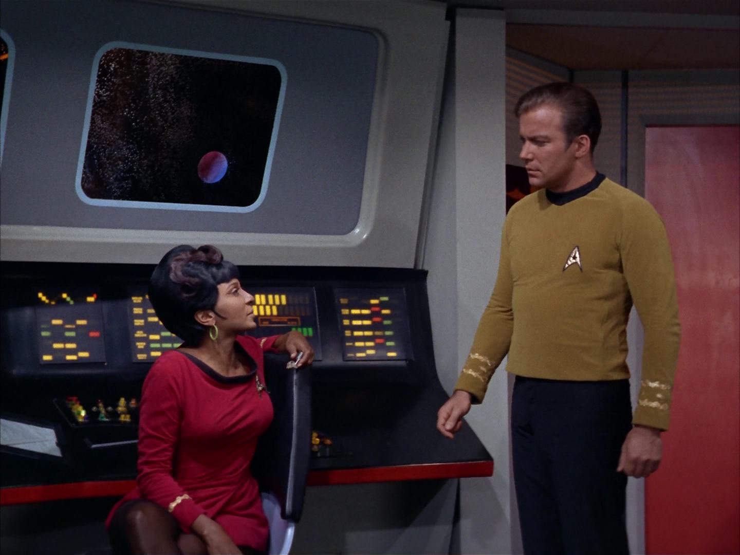 ariane179254_StarTrek_2x13_Obsession_0677.jpg