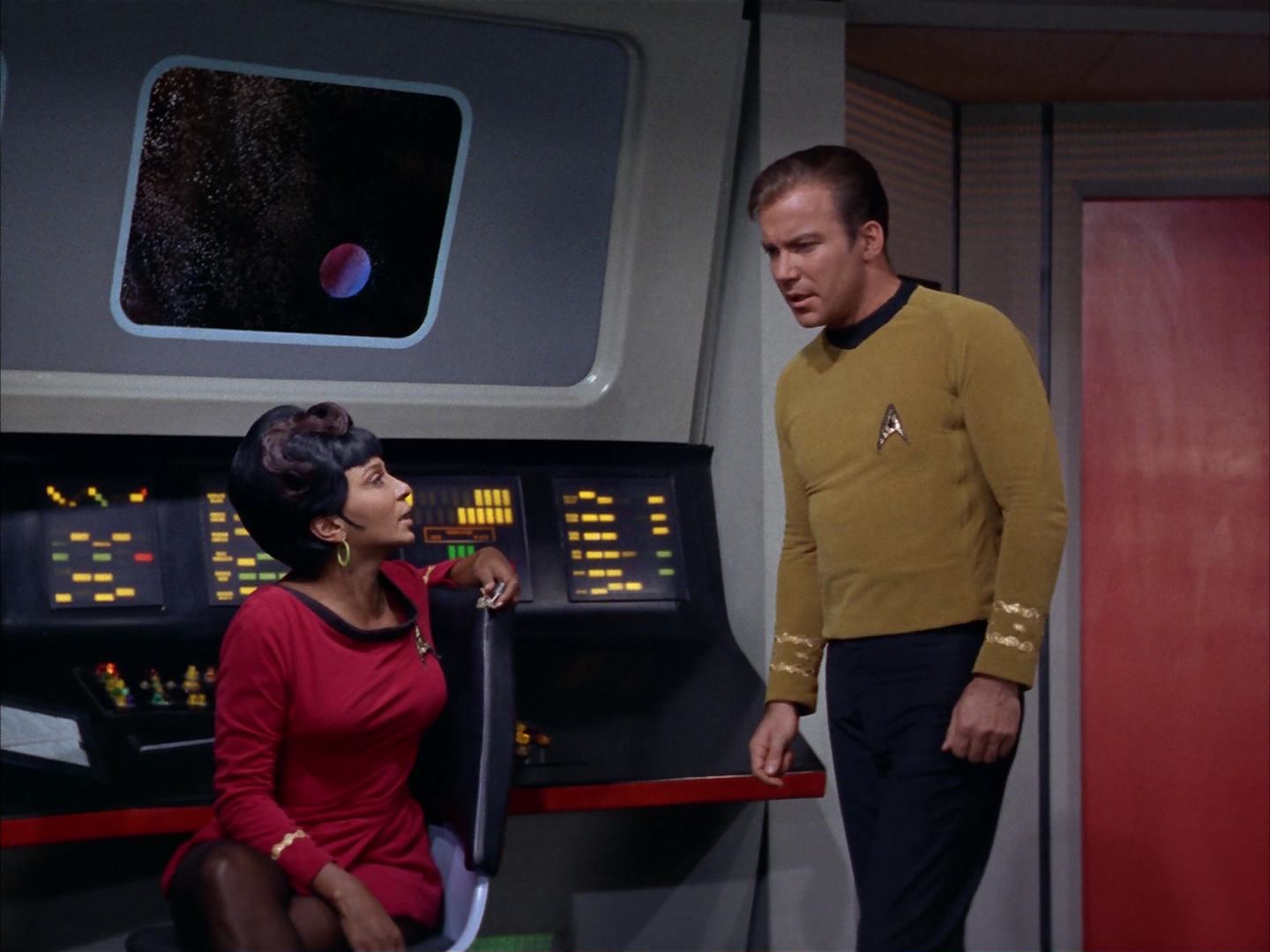 ariane179254_StarTrek_2x13_Obsession_0679.jpg