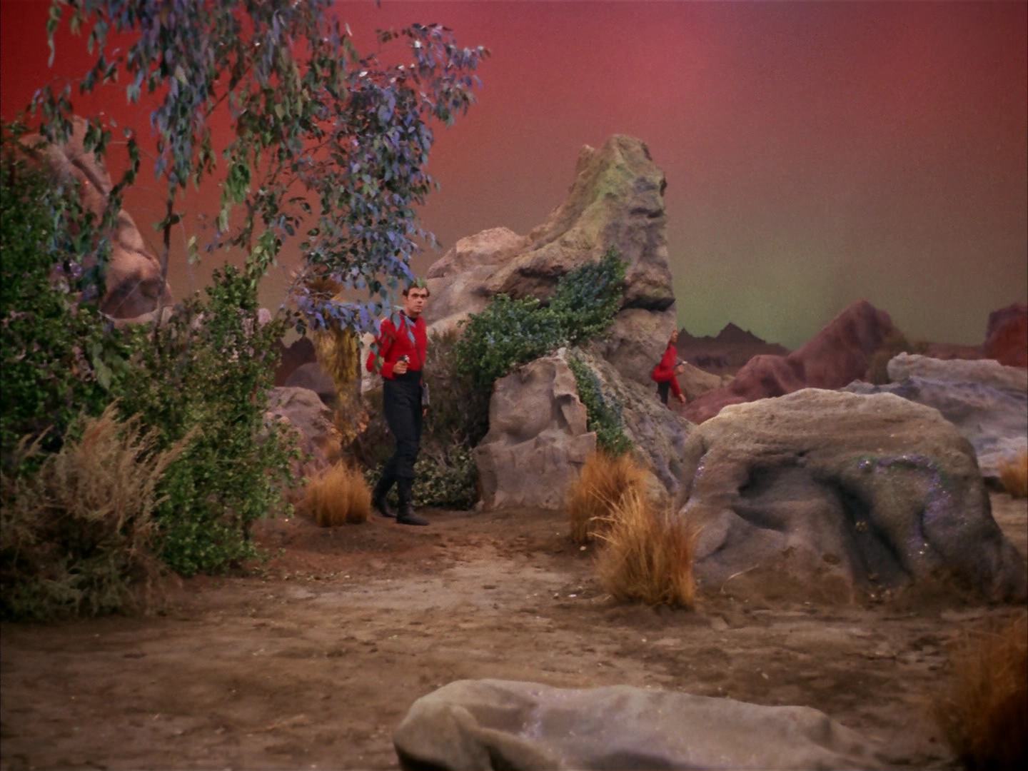 ariane179254_StarTrek_2x13_Obsession_0900.jpg
