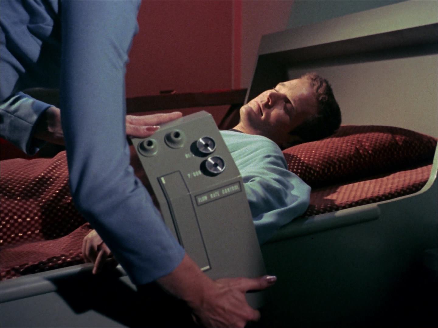 ariane179254_StarTrek_2x13_Obsession_0981.jpg