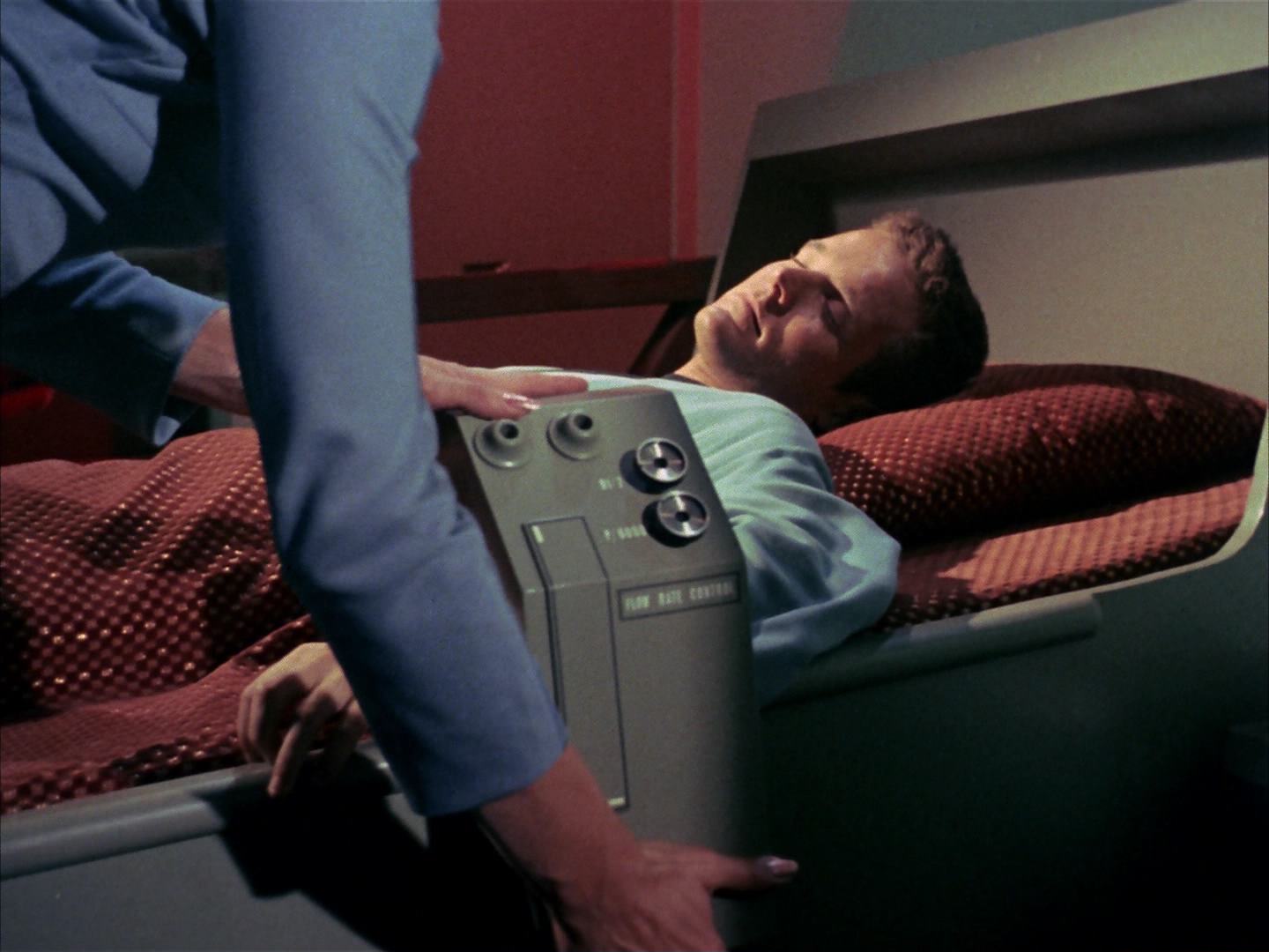 ariane179254_StarTrek_2x13_Obsession_0982.jpg