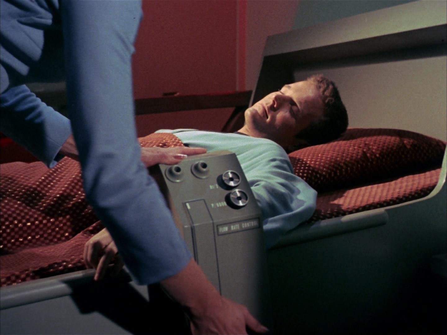 ariane179254_StarTrek_2x13_Obsession_0983.jpg