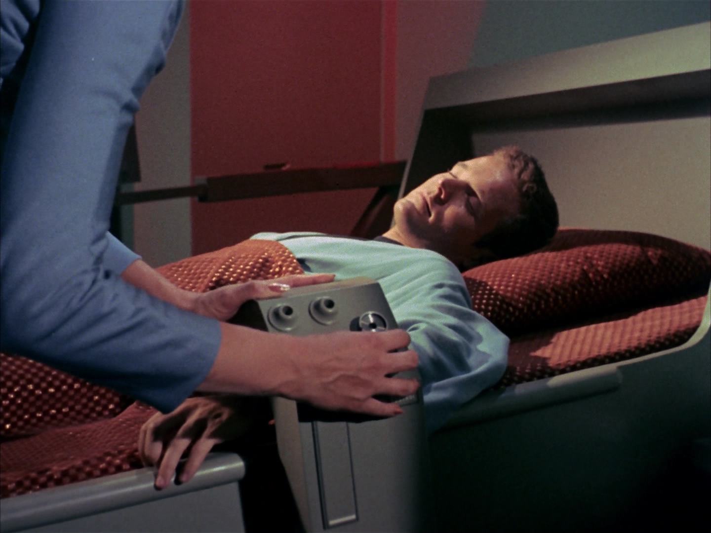 ariane179254_StarTrek_2x13_Obsession_0985.jpg