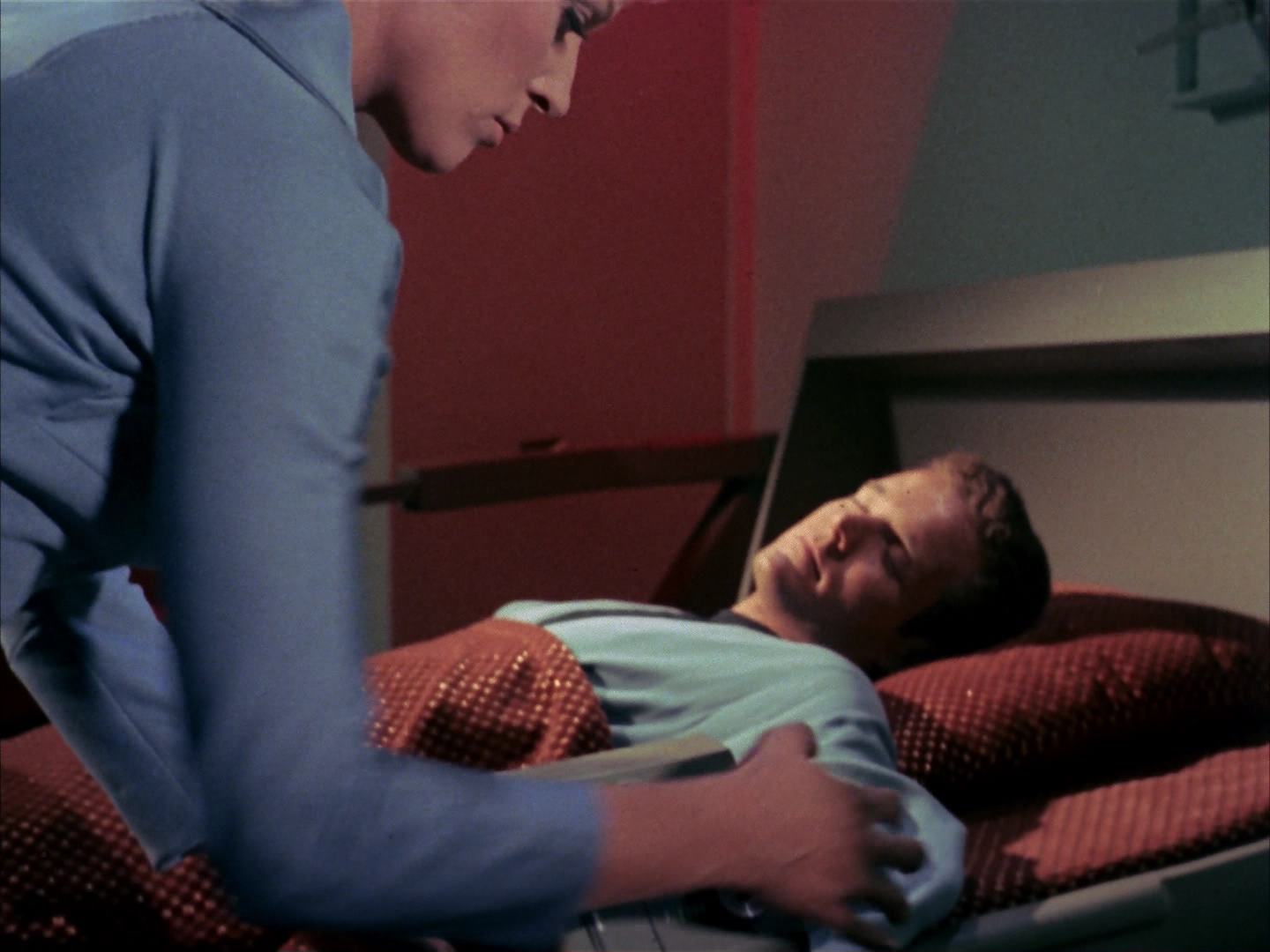 ariane179254_StarTrek_2x13_Obsession_0987.jpg
