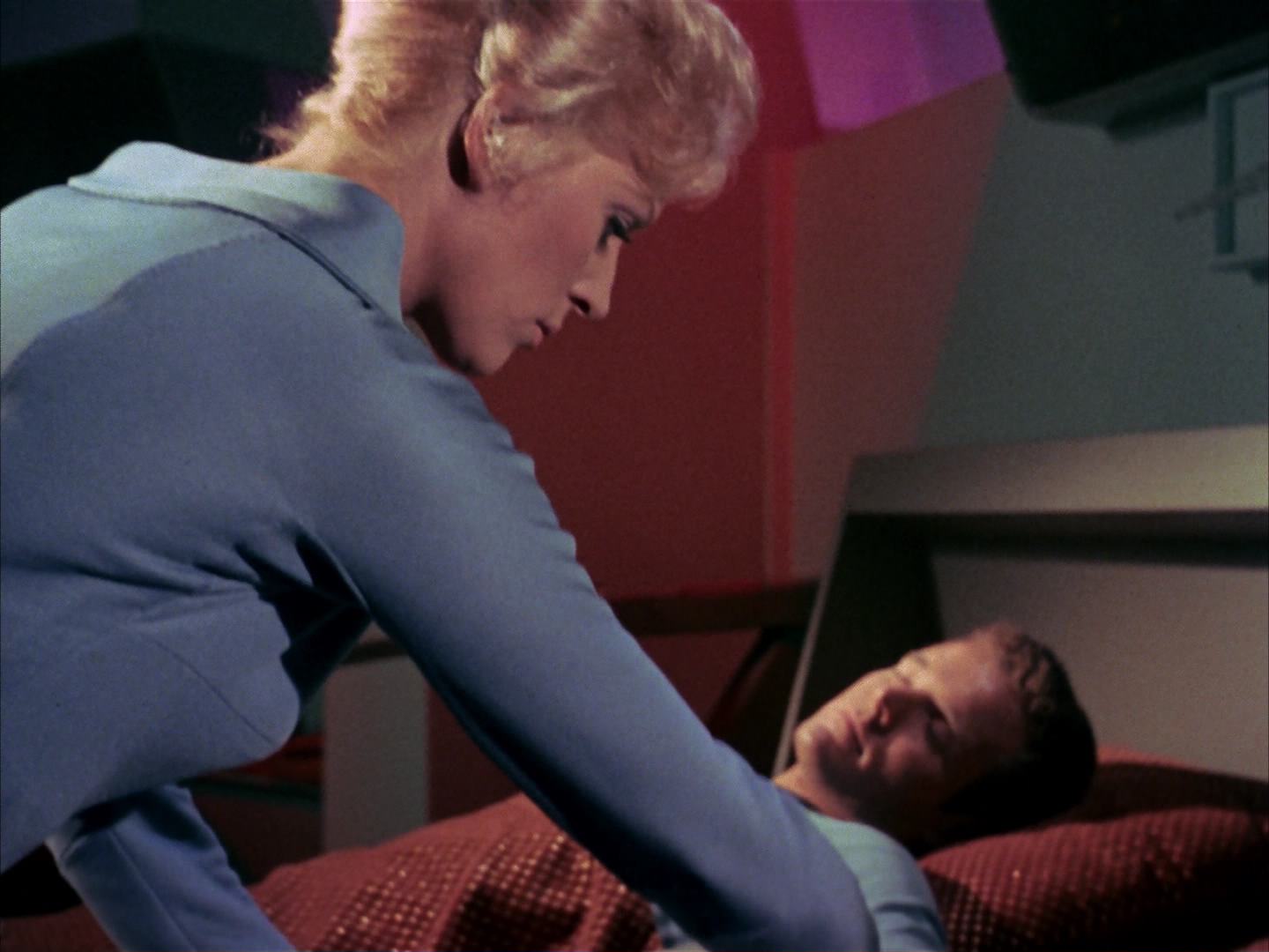 ariane179254_StarTrek_2x13_Obsession_0988.jpg