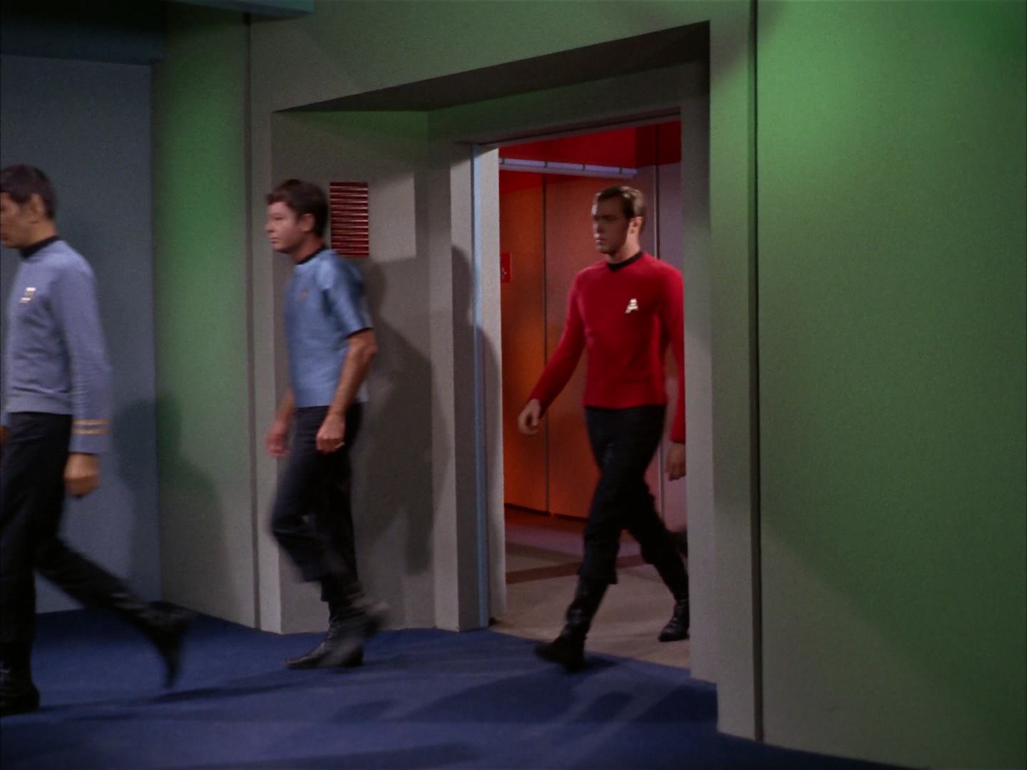 ariane179254_StarTrek_2x13_Obsession_1009.jpg