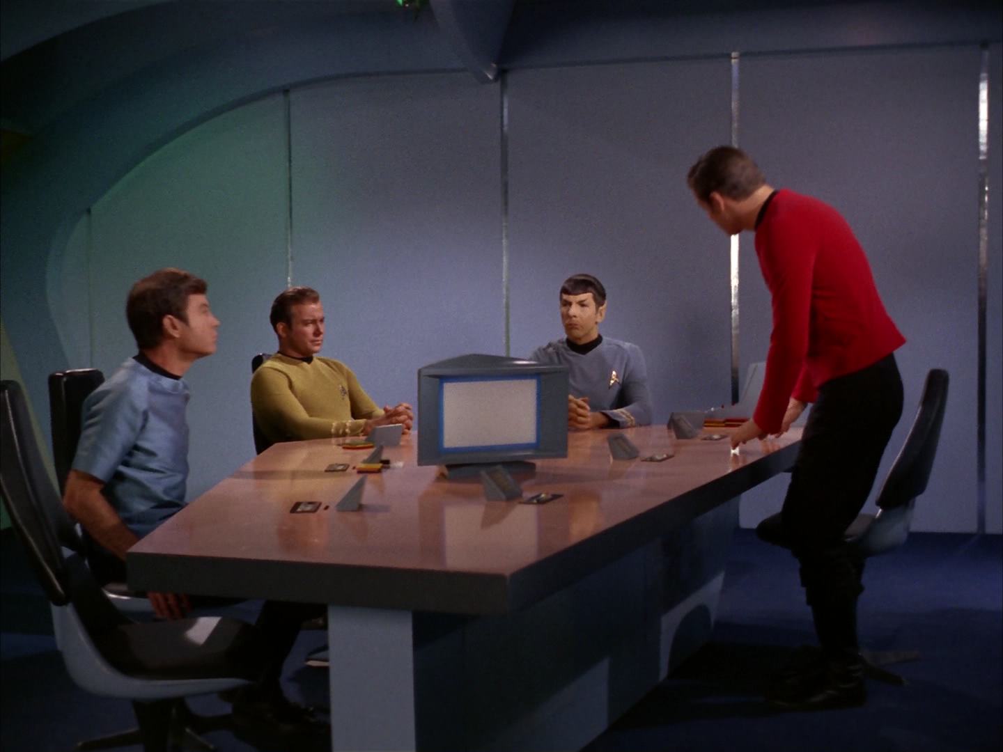 ariane179254_StarTrek_2x13_Obsession_1017.jpg