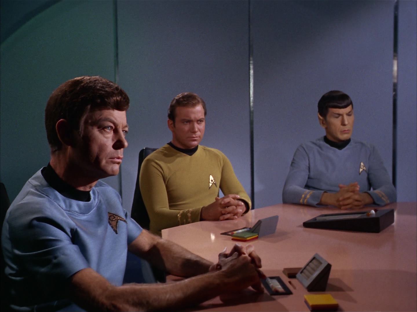 ariane179254_StarTrek_2x13_Obsession_1075.jpg