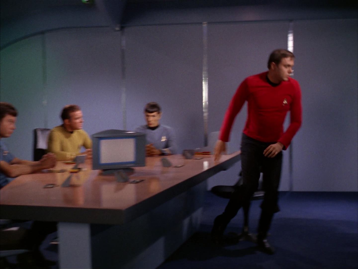 ariane179254_StarTrek_2x13_Obsession_1162.jpg