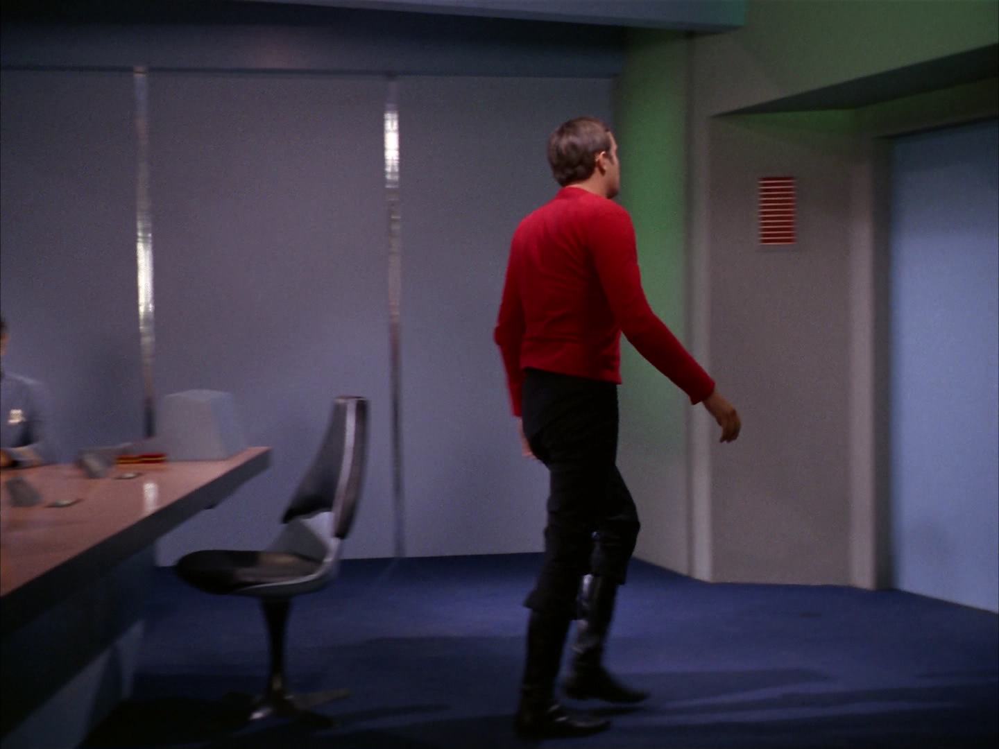 ariane179254_StarTrek_2x13_Obsession_1163.jpg