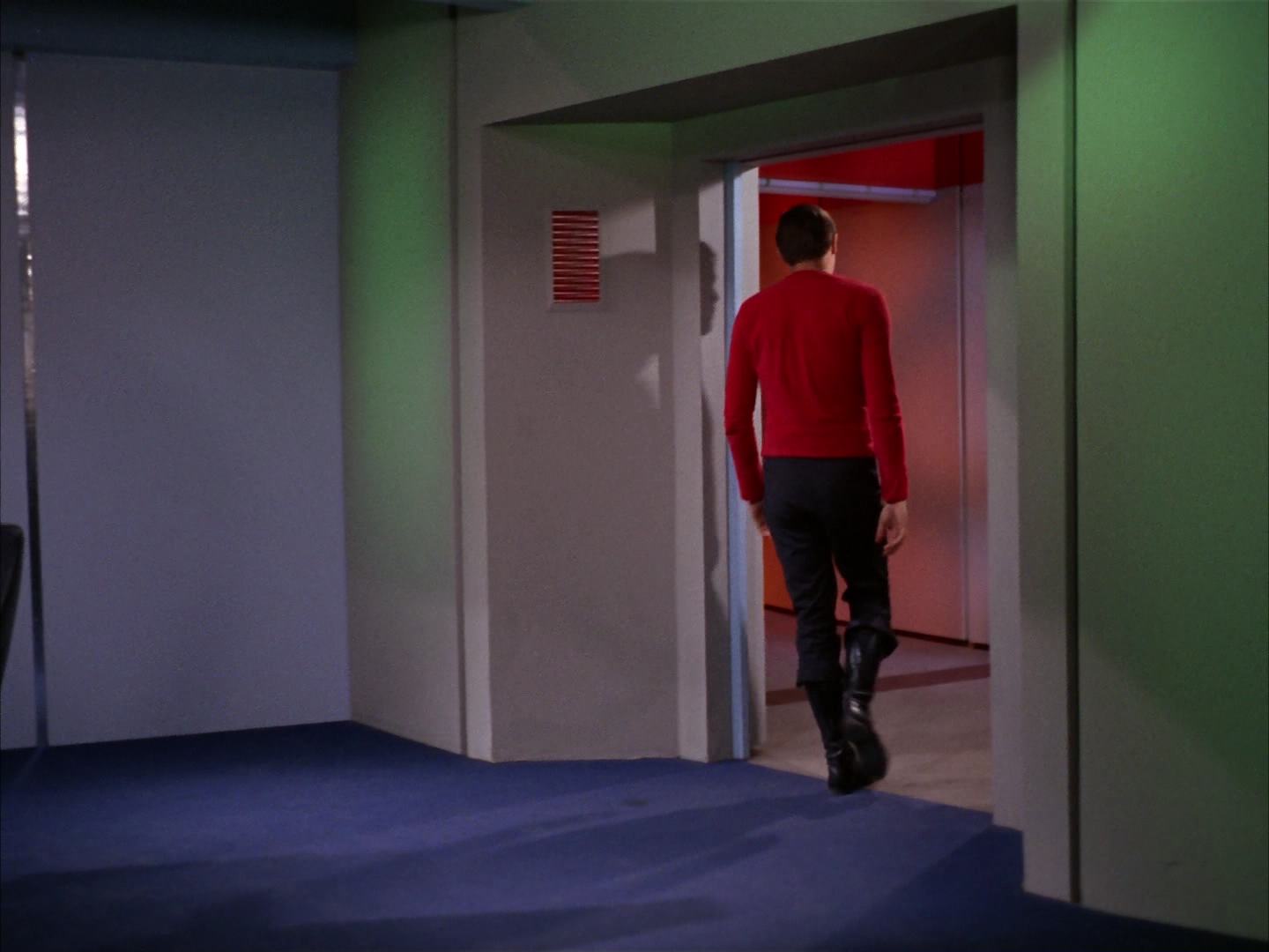 ariane179254_StarTrek_2x13_Obsession_1165.jpg