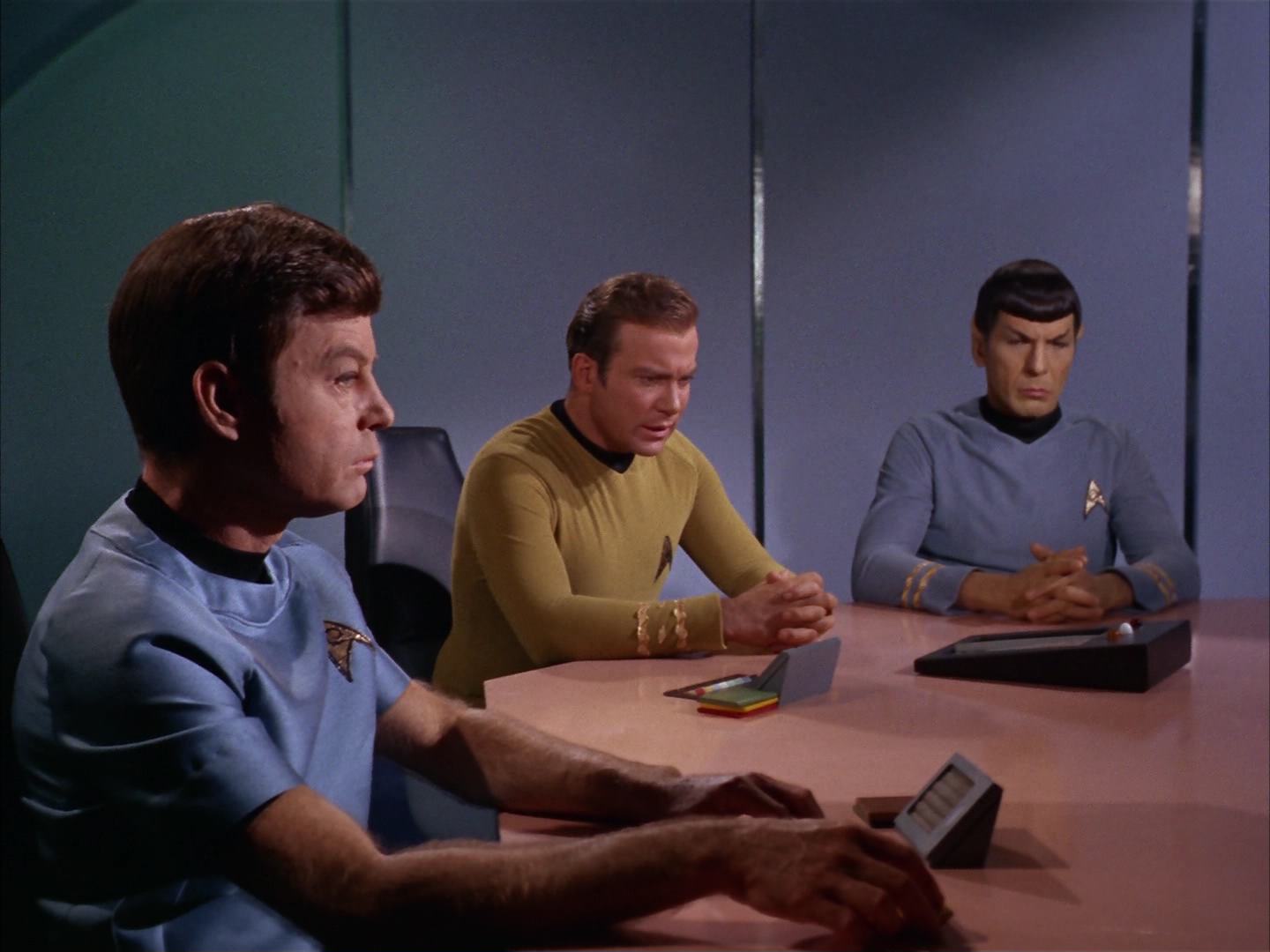 ariane179254_StarTrek_2x13_Obsession_1174.jpg
