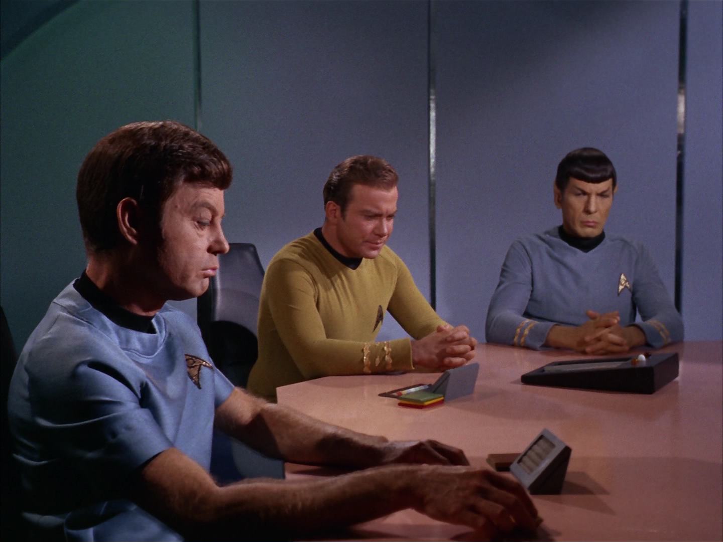 ariane179254_StarTrek_2x13_Obsession_1175.jpg