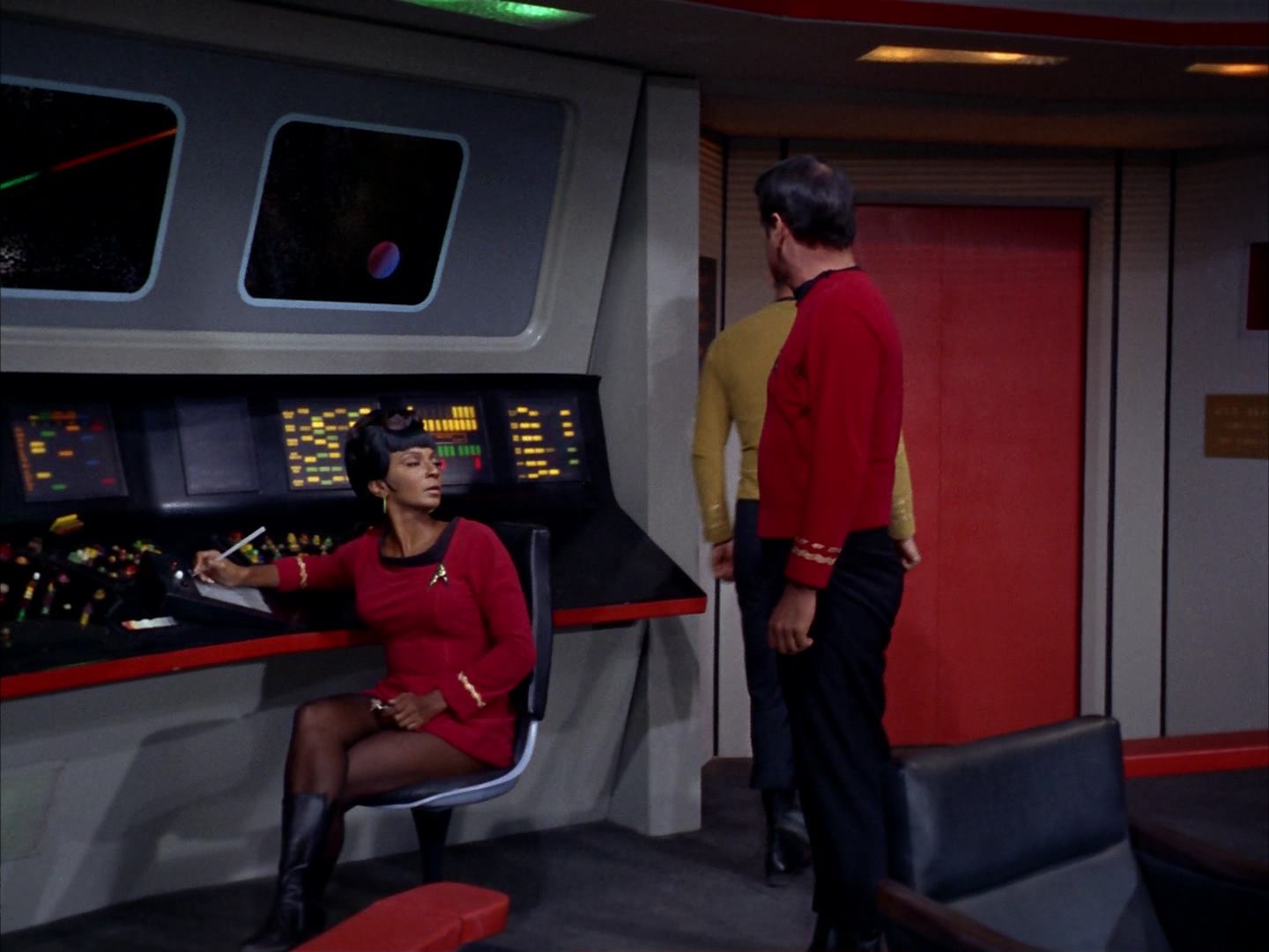 ariane179254_StarTrek_2x13_Obsession_1269.jpg
