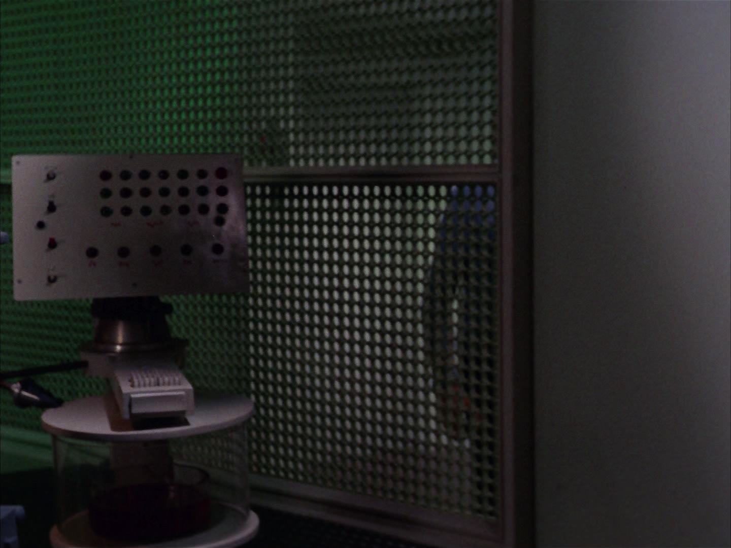 ariane179254_StarTrek_2x13_Obsession_1274.jpg