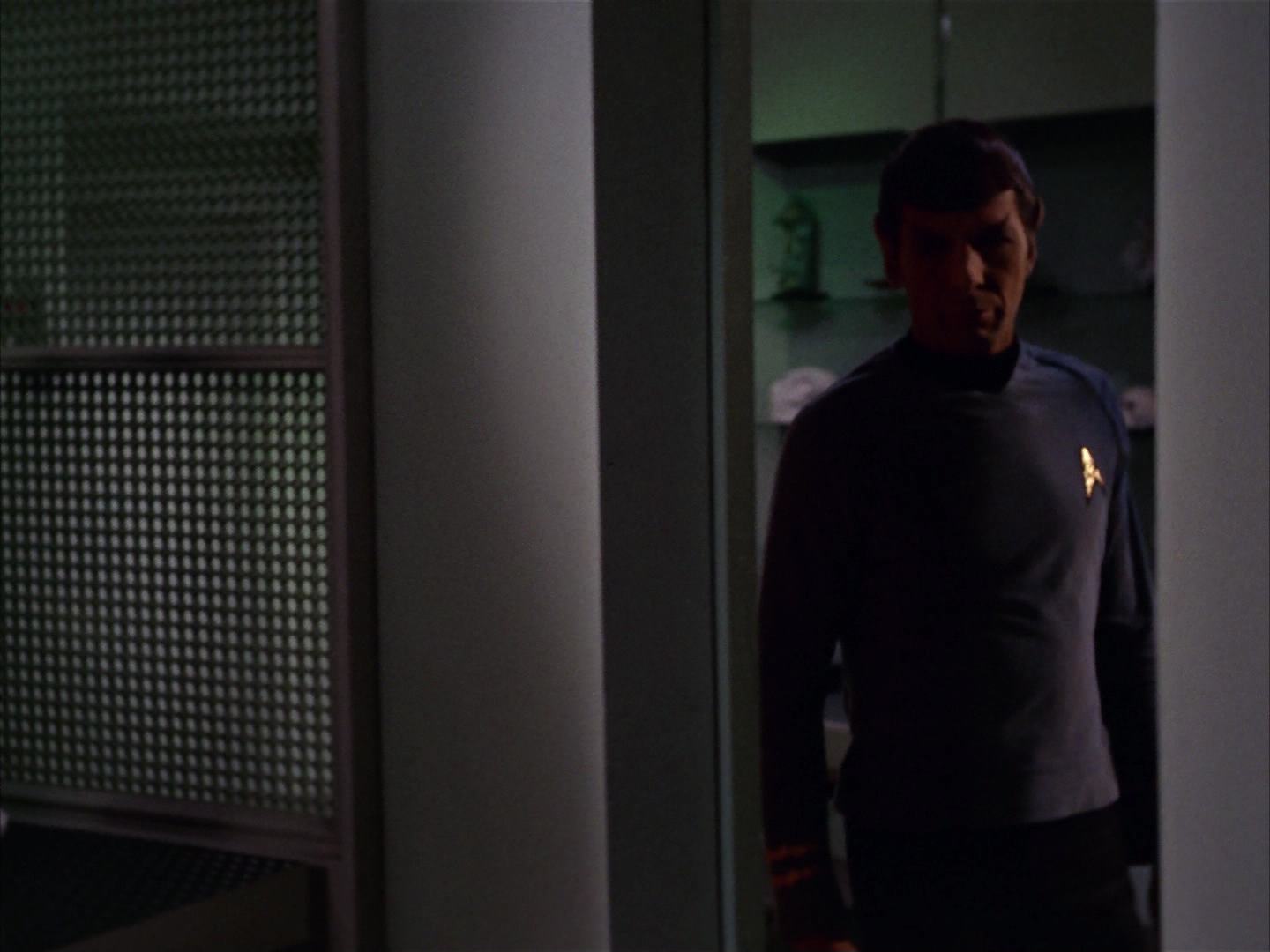 ariane179254_StarTrek_2x13_Obsession_1276.jpg