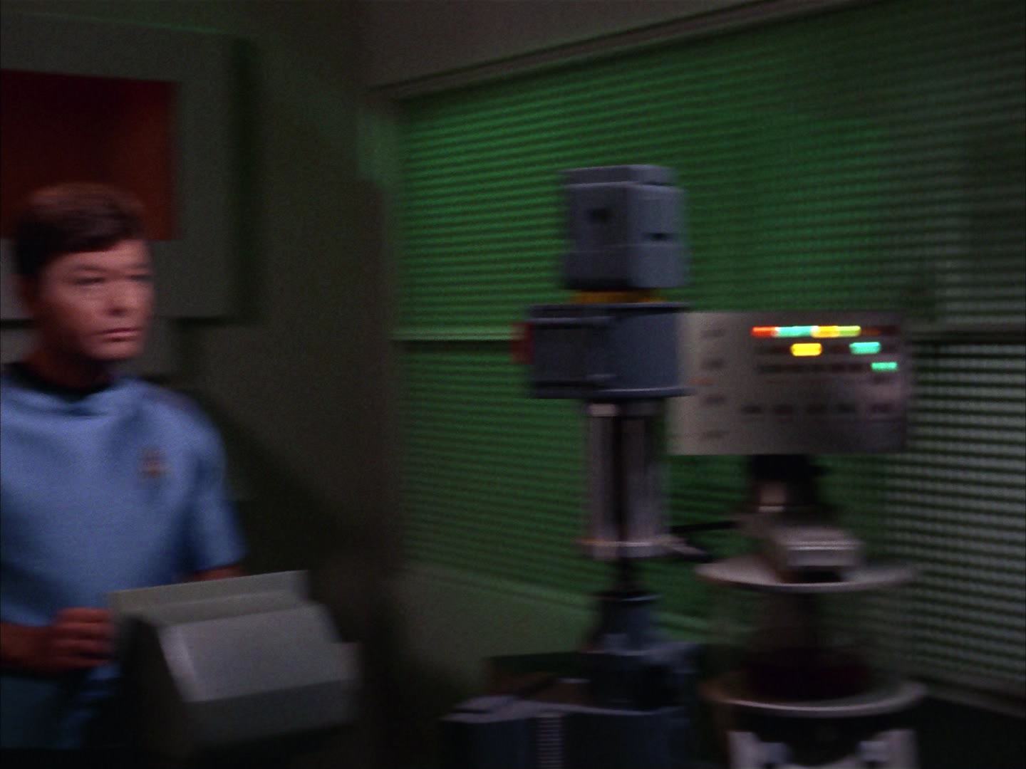 ariane179254_StarTrek_2x13_Obsession_1282.jpg