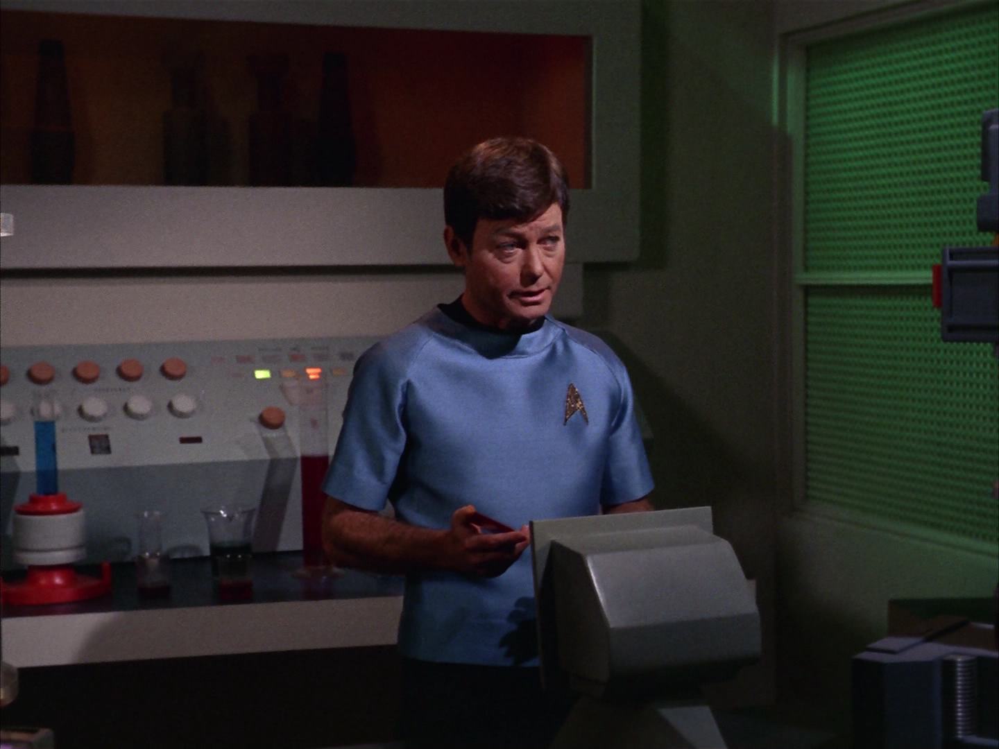 ariane179254_StarTrek_2x13_Obsession_1284.jpg