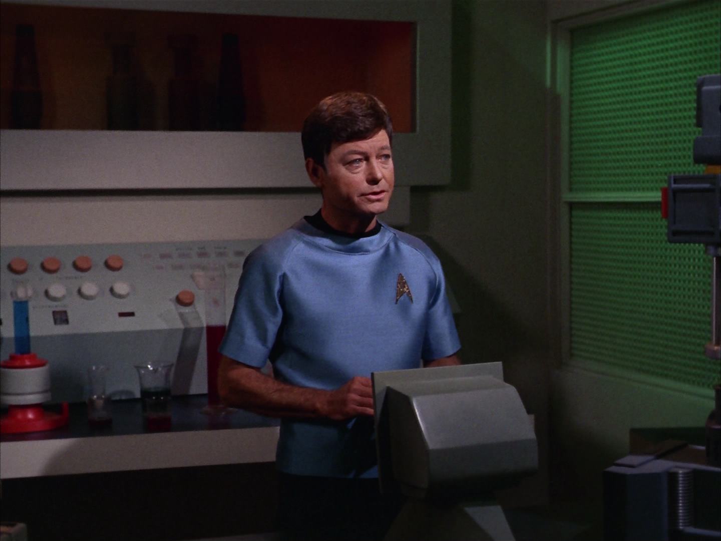 ariane179254_StarTrek_2x13_Obsession_1286.jpg