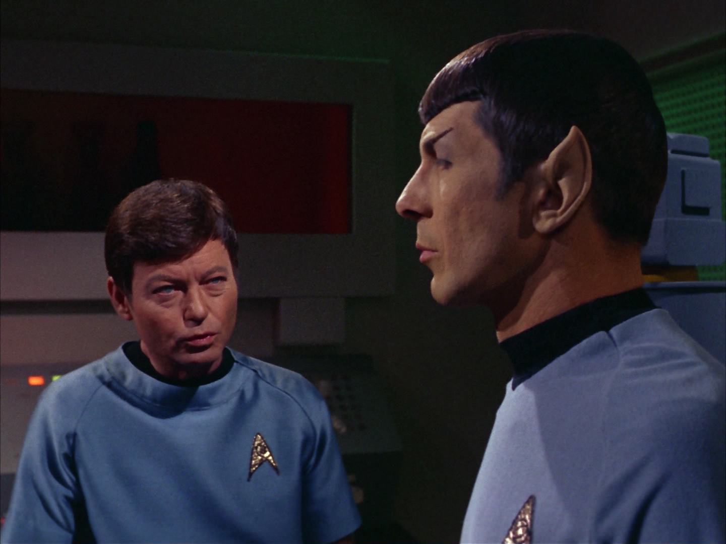 ariane179254_StarTrek_2x13_Obsession_1299.jpg
