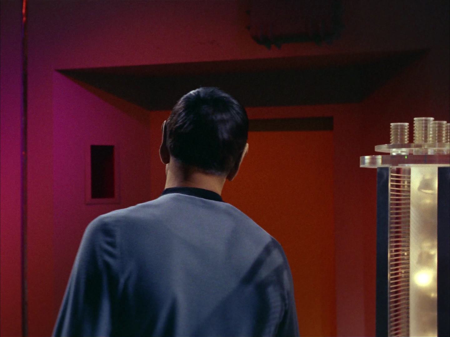 ariane179254_StarTrek_2x13_Obsession_1314.jpg