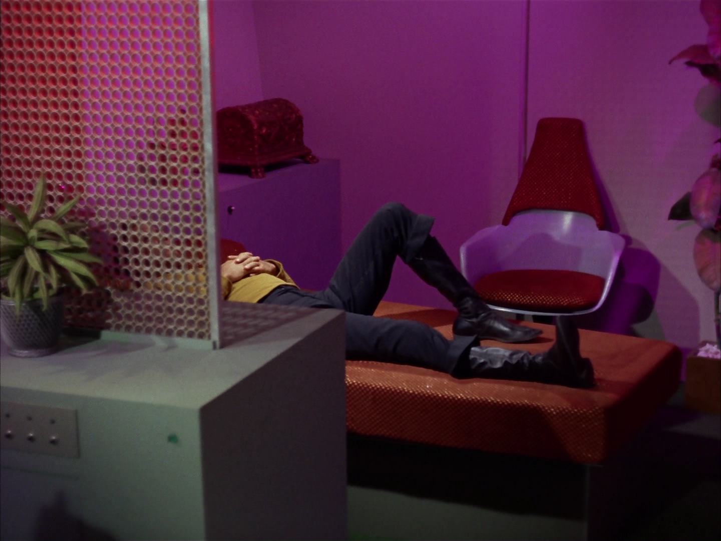 ariane179254_StarTrek_2x13_Obsession_1383.jpg