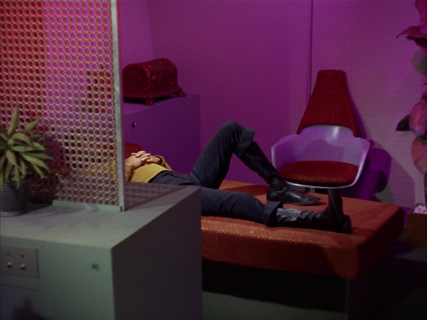 ariane179254_StarTrek_2x13_Obsession_1384.jpg