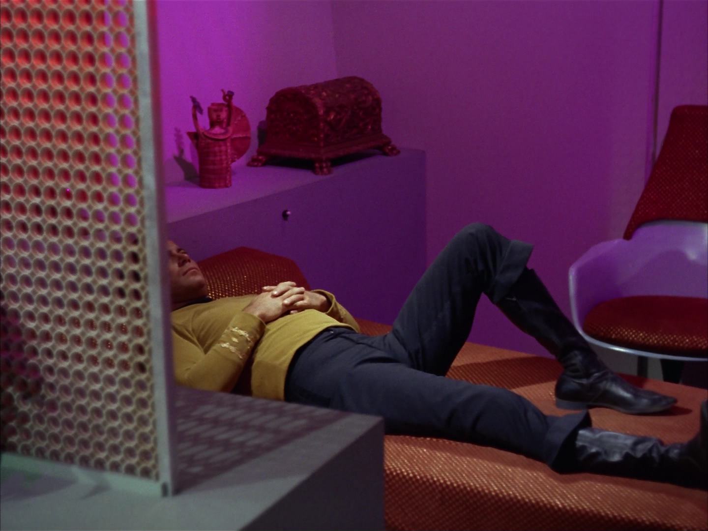 ariane179254_StarTrek_2x13_Obsession_1391.jpg