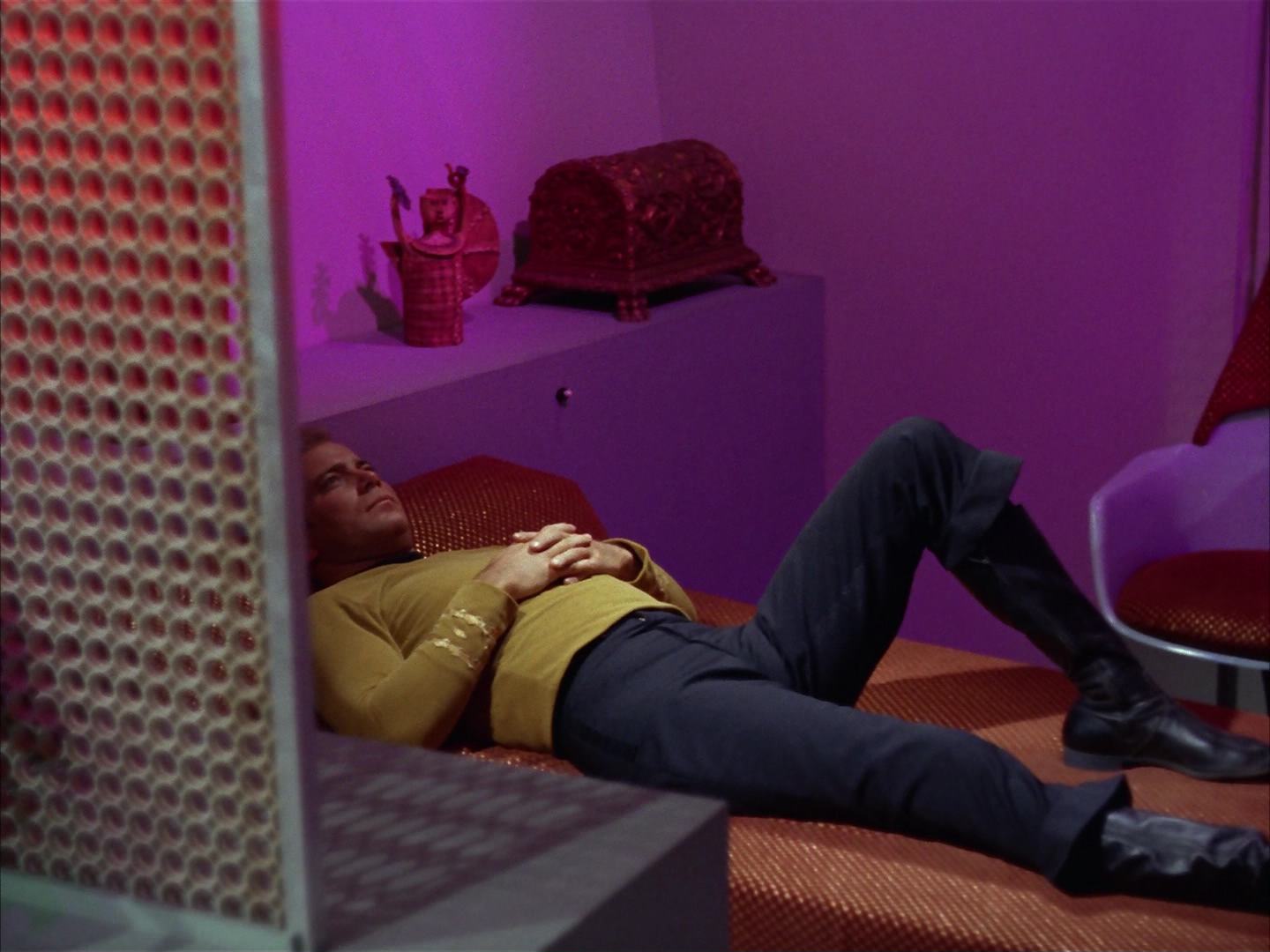 ariane179254_StarTrek_2x13_Obsession_1392.jpg