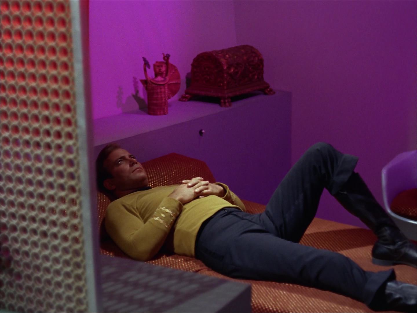 ariane179254_StarTrek_2x13_Obsession_1393.jpg