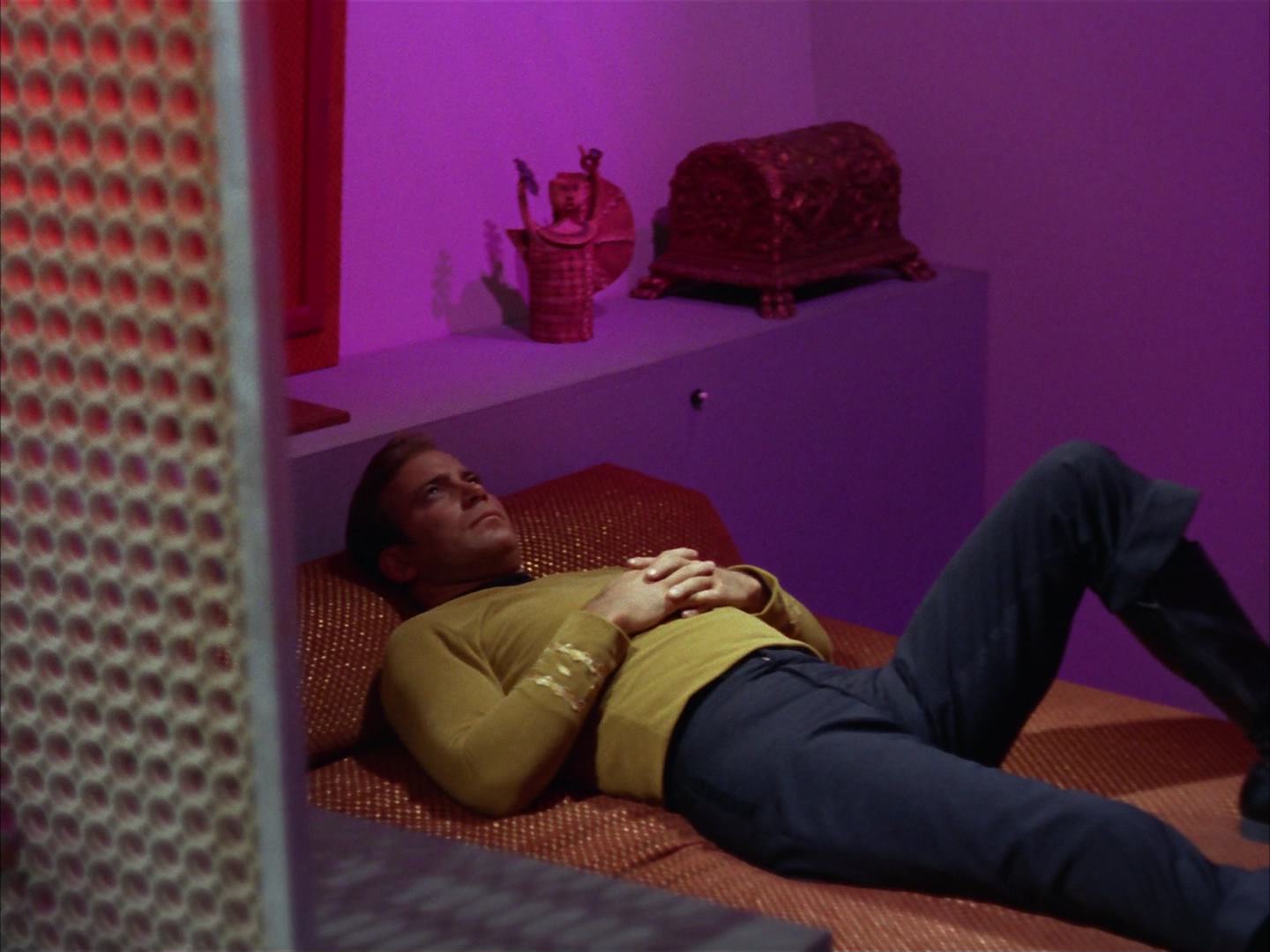 ariane179254_StarTrek_2x13_Obsession_1394.jpg