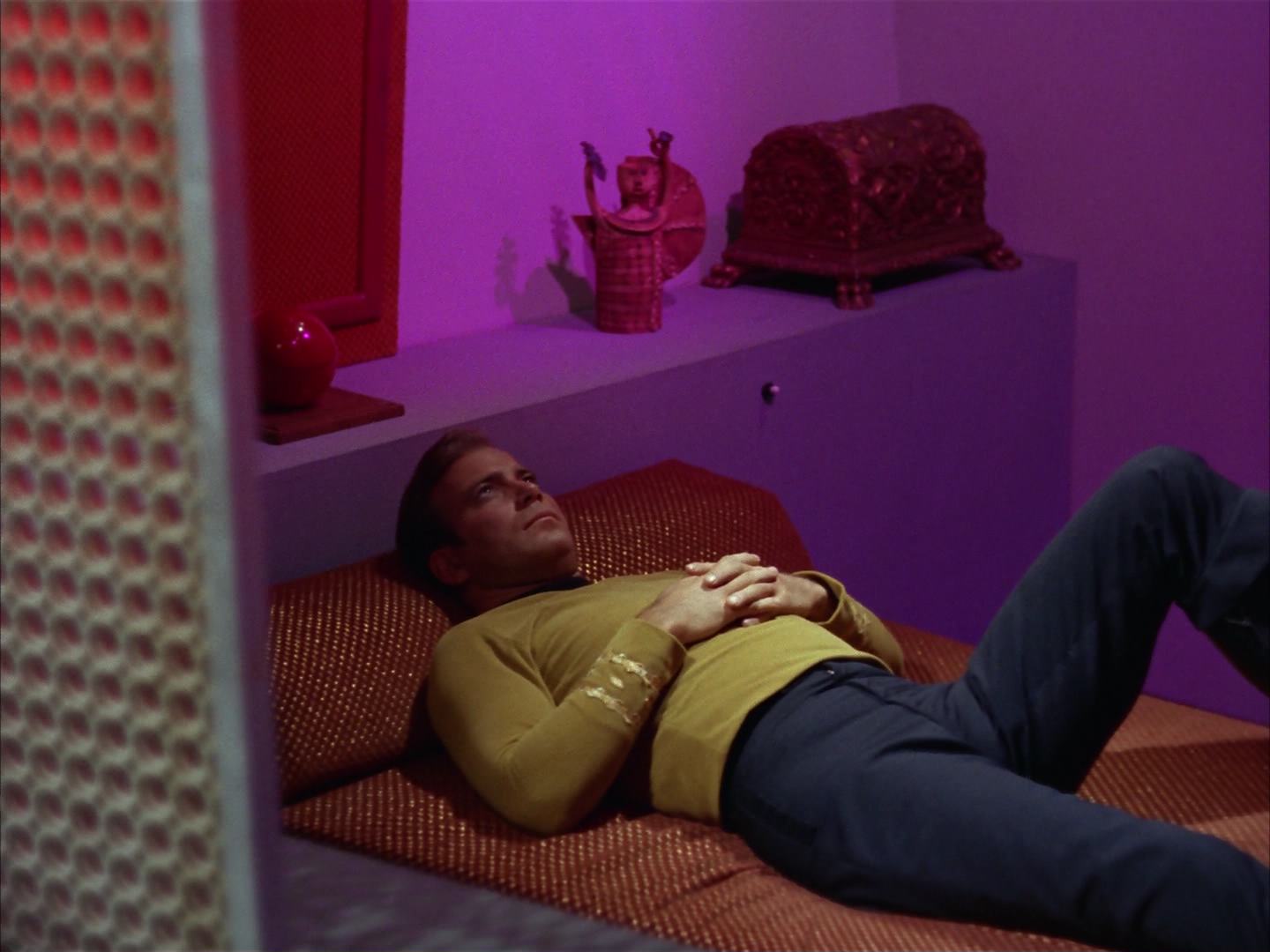 ariane179254_StarTrek_2x13_Obsession_1395.jpg