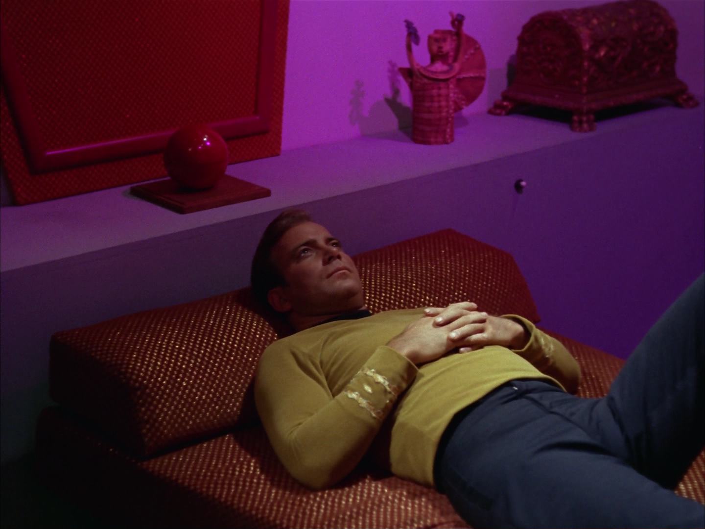 ariane179254_StarTrek_2x13_Obsession_1399.jpg