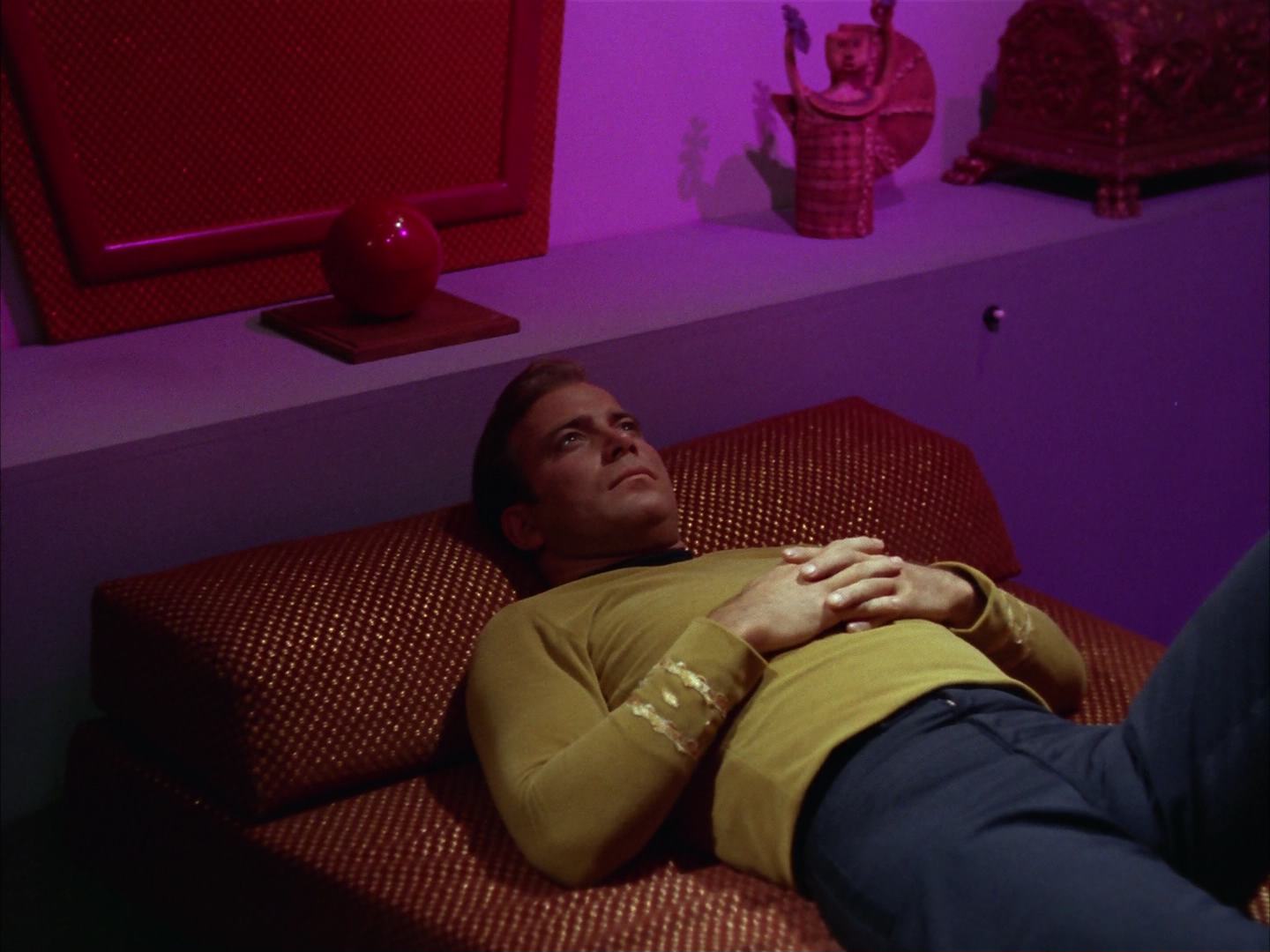 ariane179254_StarTrek_2x13_Obsession_1400.jpg