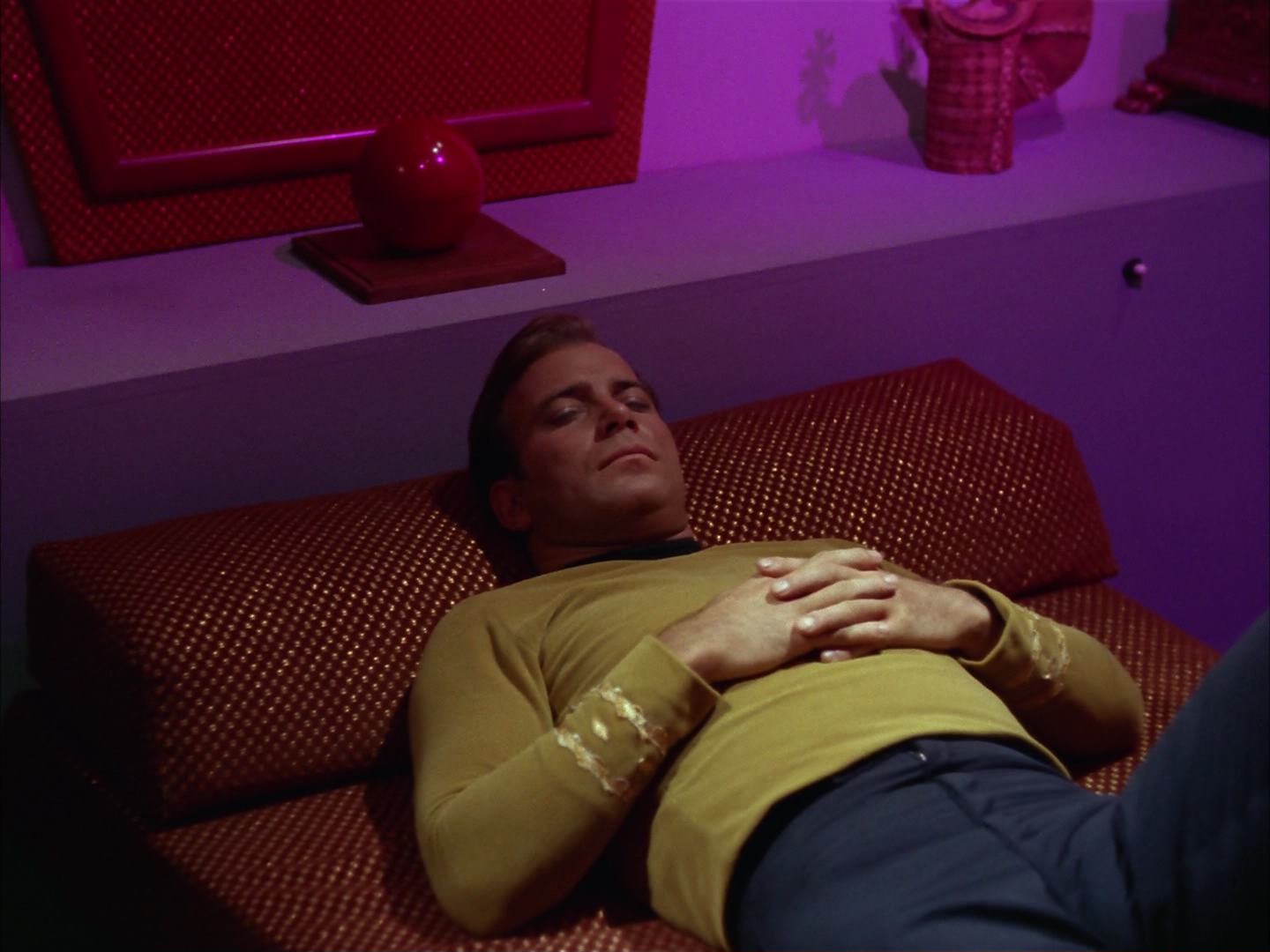 ariane179254_StarTrek_2x13_Obsession_1403.jpg