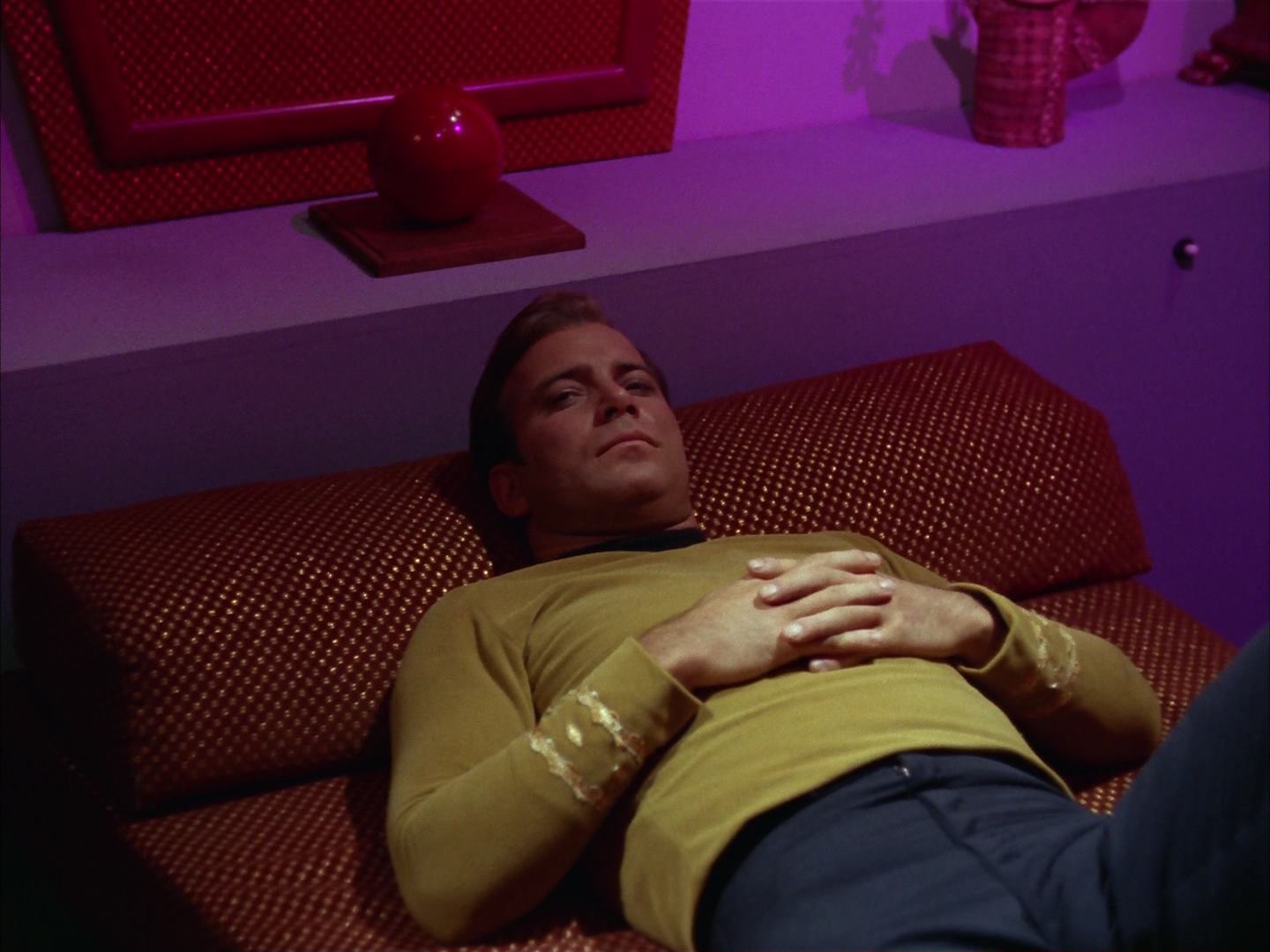 ariane179254_StarTrek_2x13_Obsession_1404.jpg