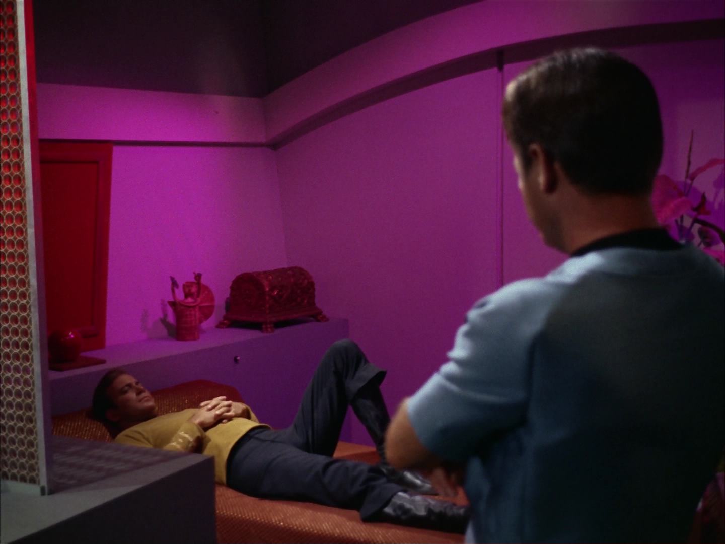 ariane179254_StarTrek_2x13_Obsession_1420.jpg