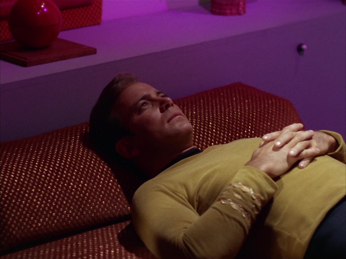 ariane179254_StarTrek_2x13_Obsession_1427.jpg