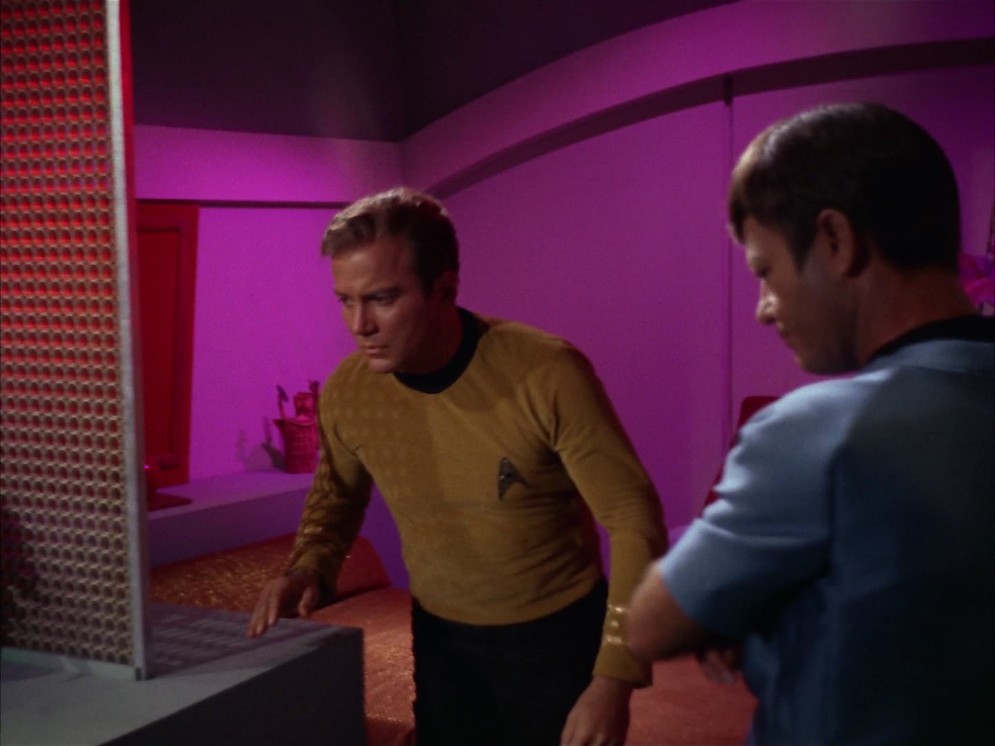 ariane179254_StarTrek_2x13_Obsession_1431.jpg