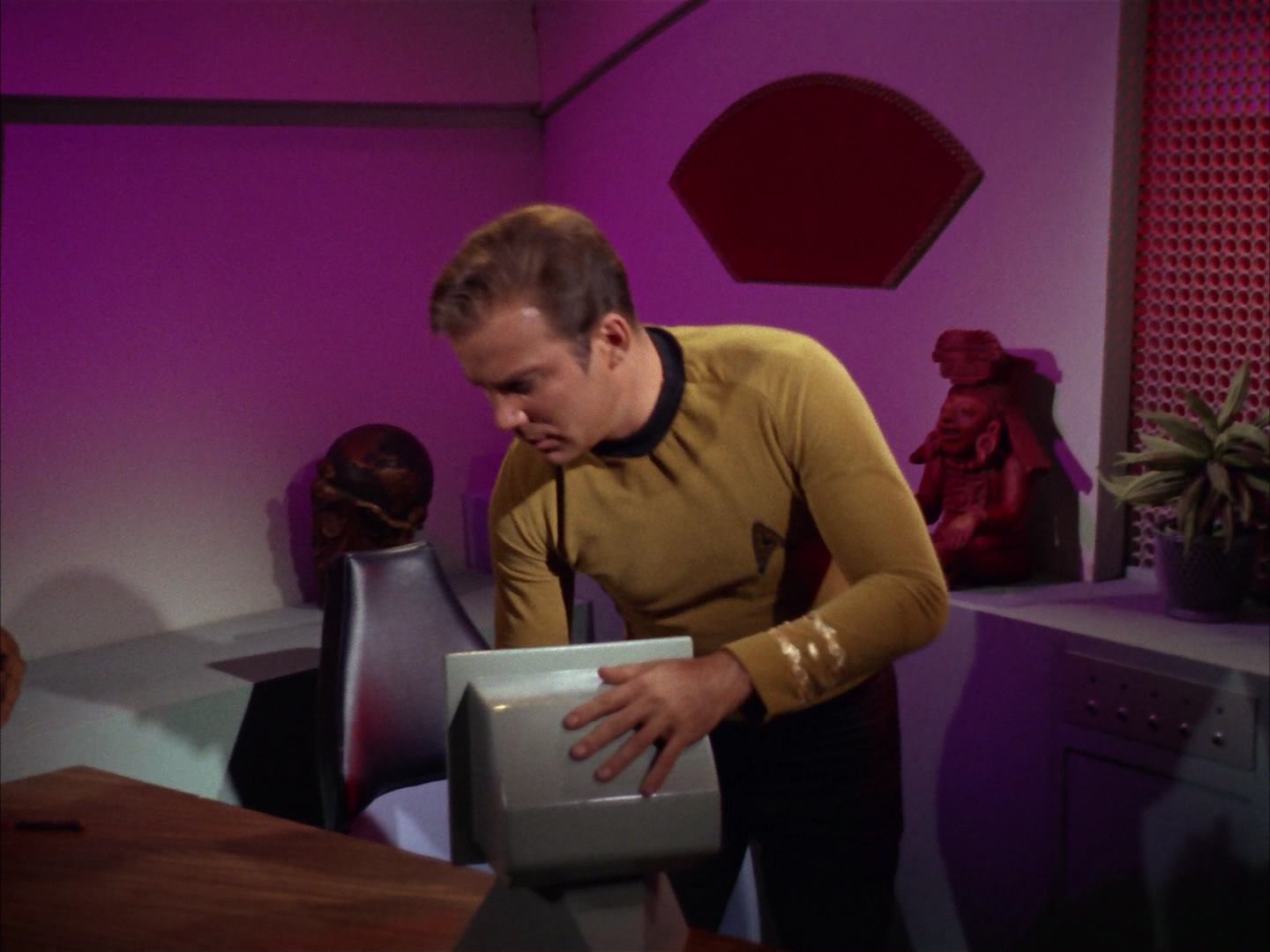 ariane179254_StarTrek_2x13_Obsession_1434.jpg