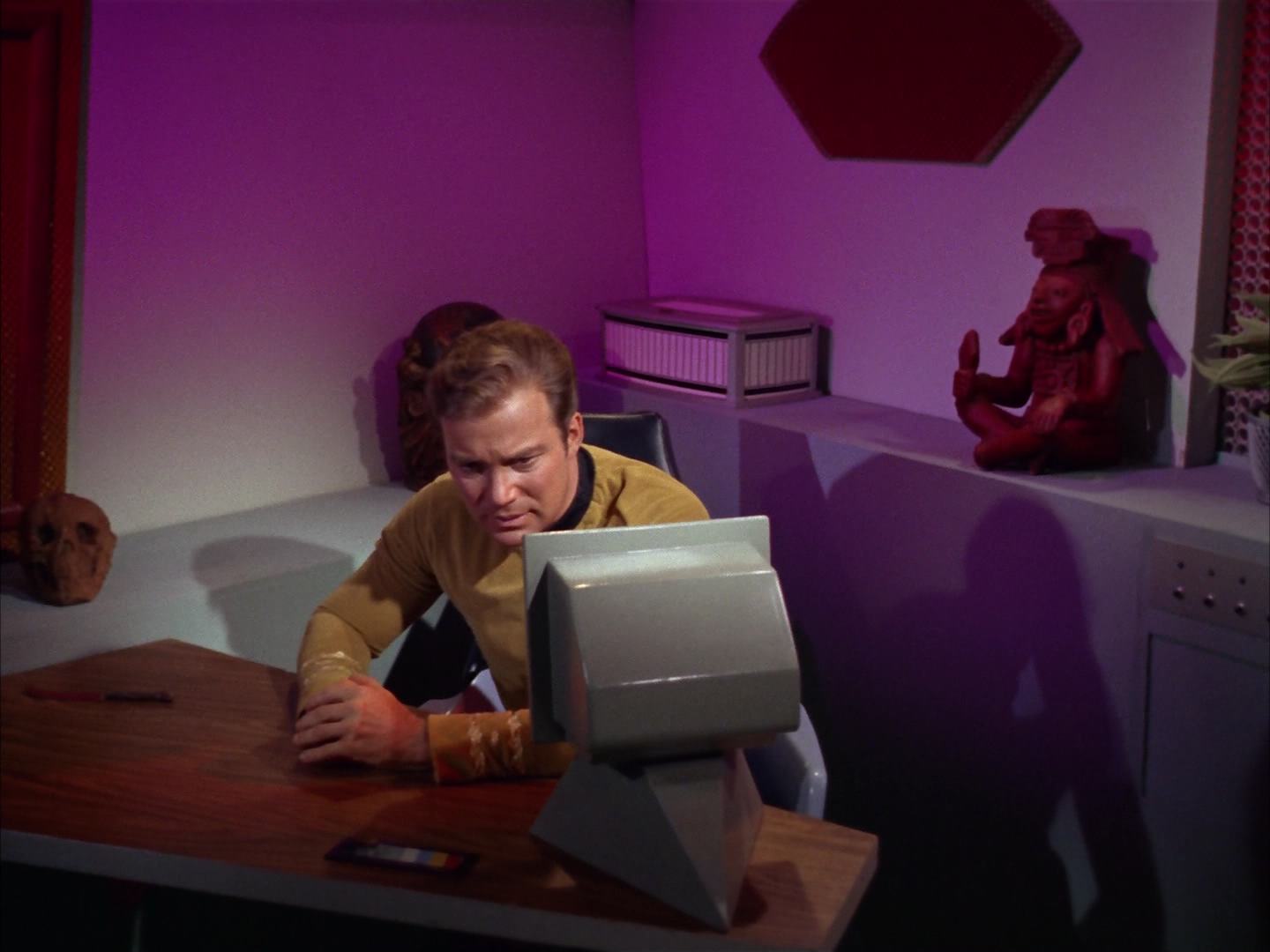 ariane179254_StarTrek_2x13_Obsession_1447.jpg